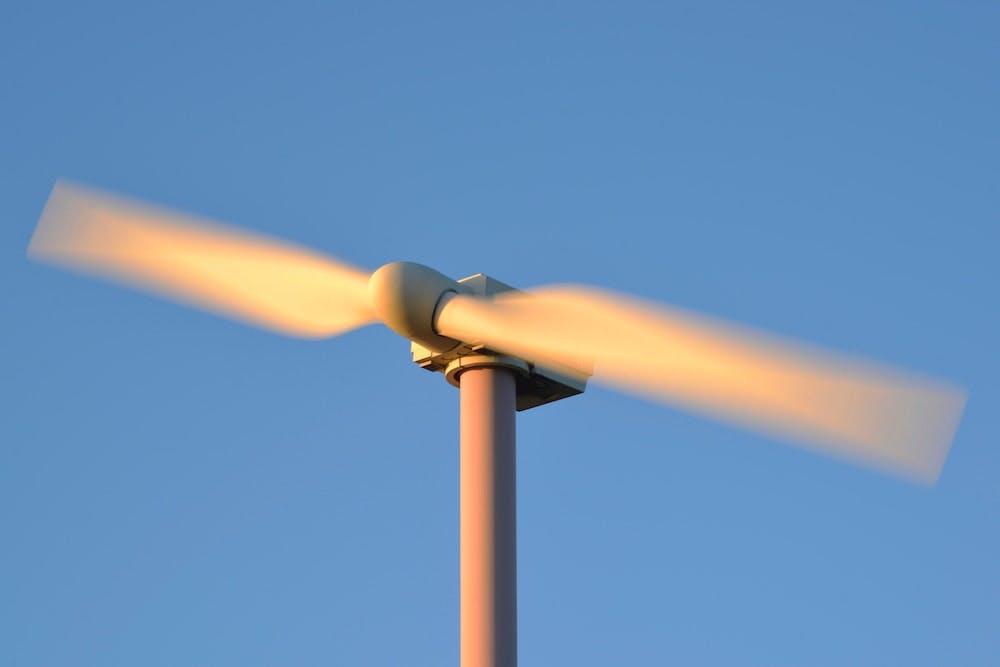Pourquoi installer une éolienne domestique et comment l'assurer ?