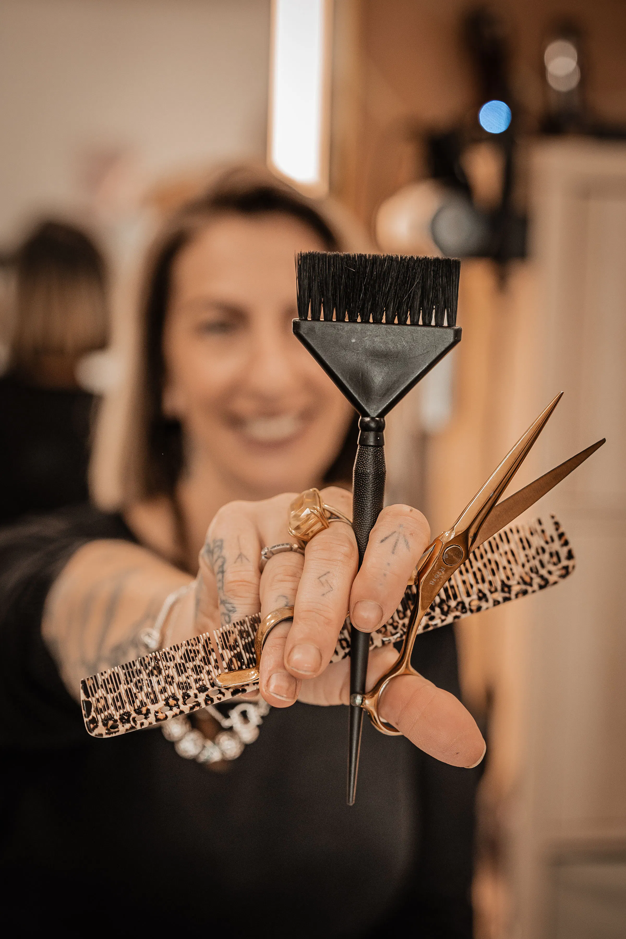 Photo de Julie tenant des accessoires de coiffure