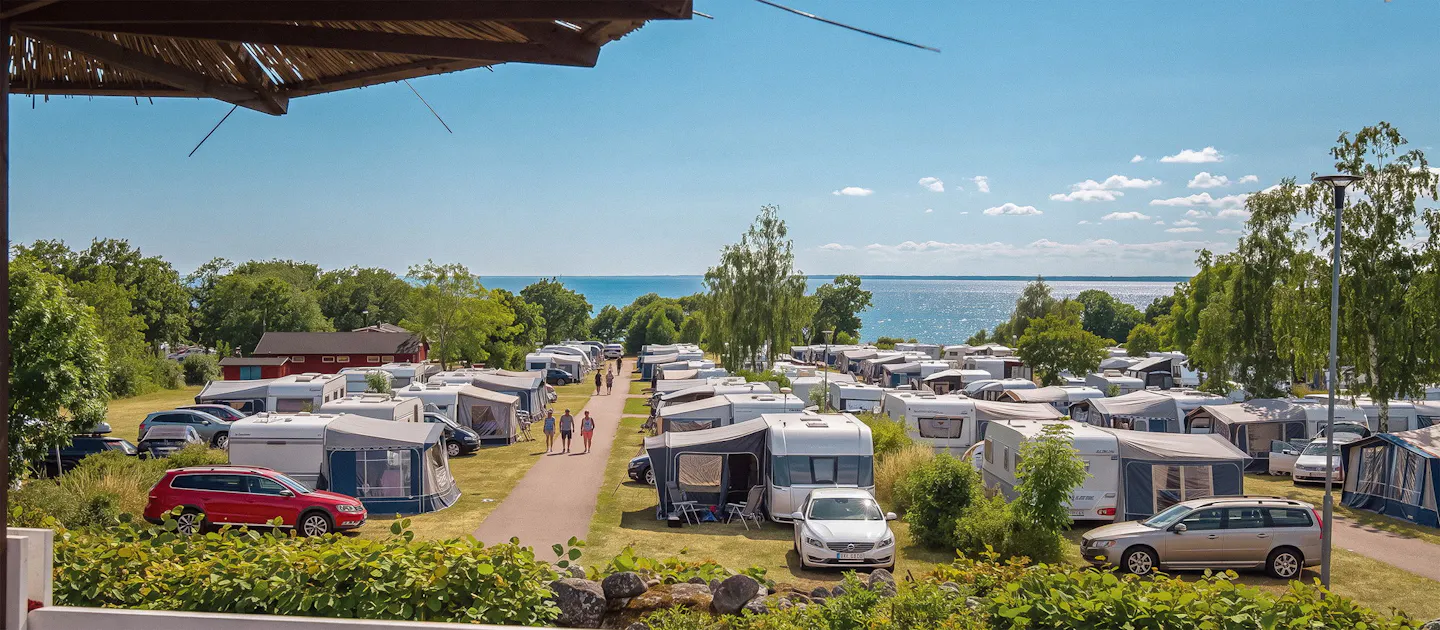 Blick über den Campingplatz und das Meer von der Restaurantterrasse