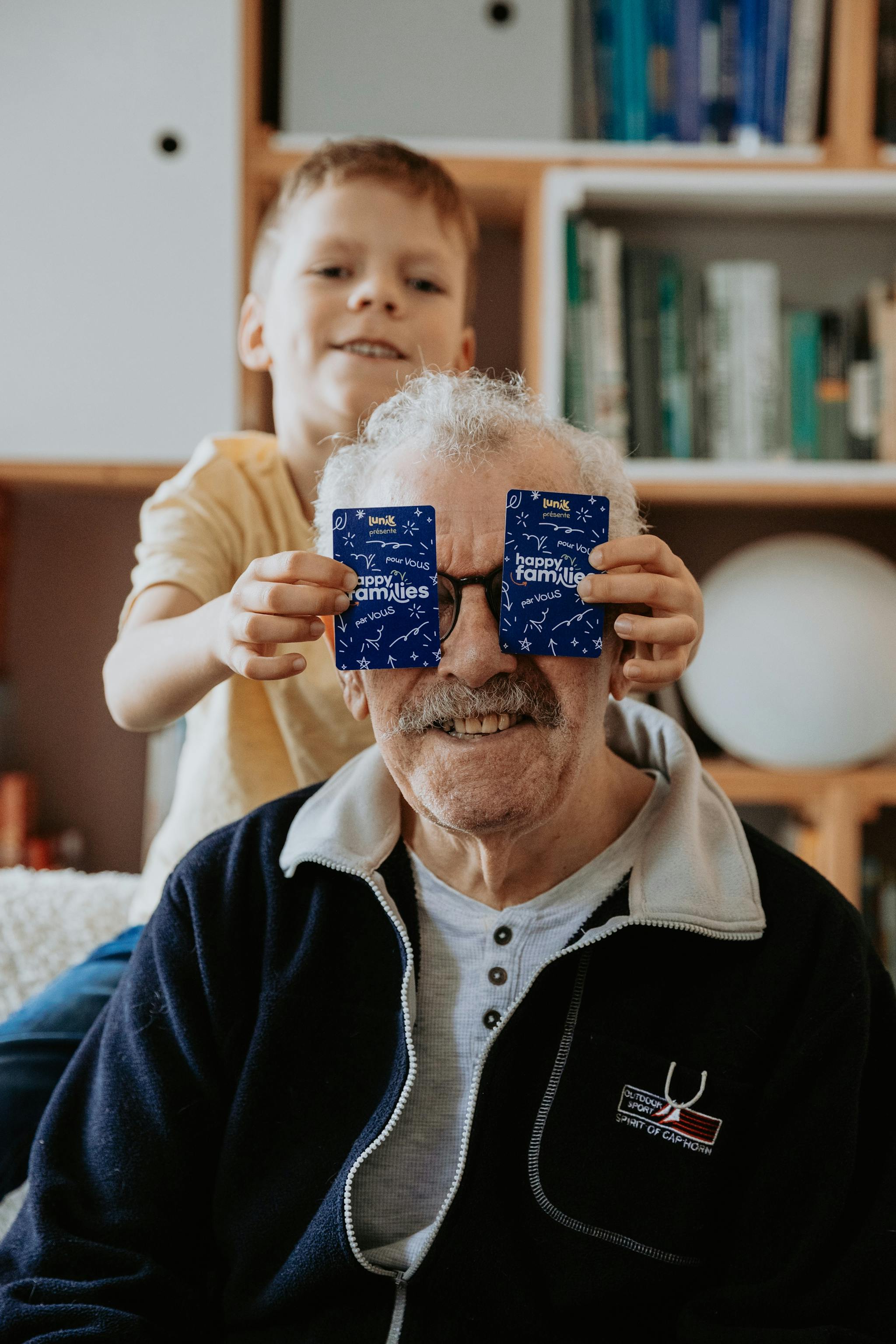 Enfant joue cache cache avec les cartes