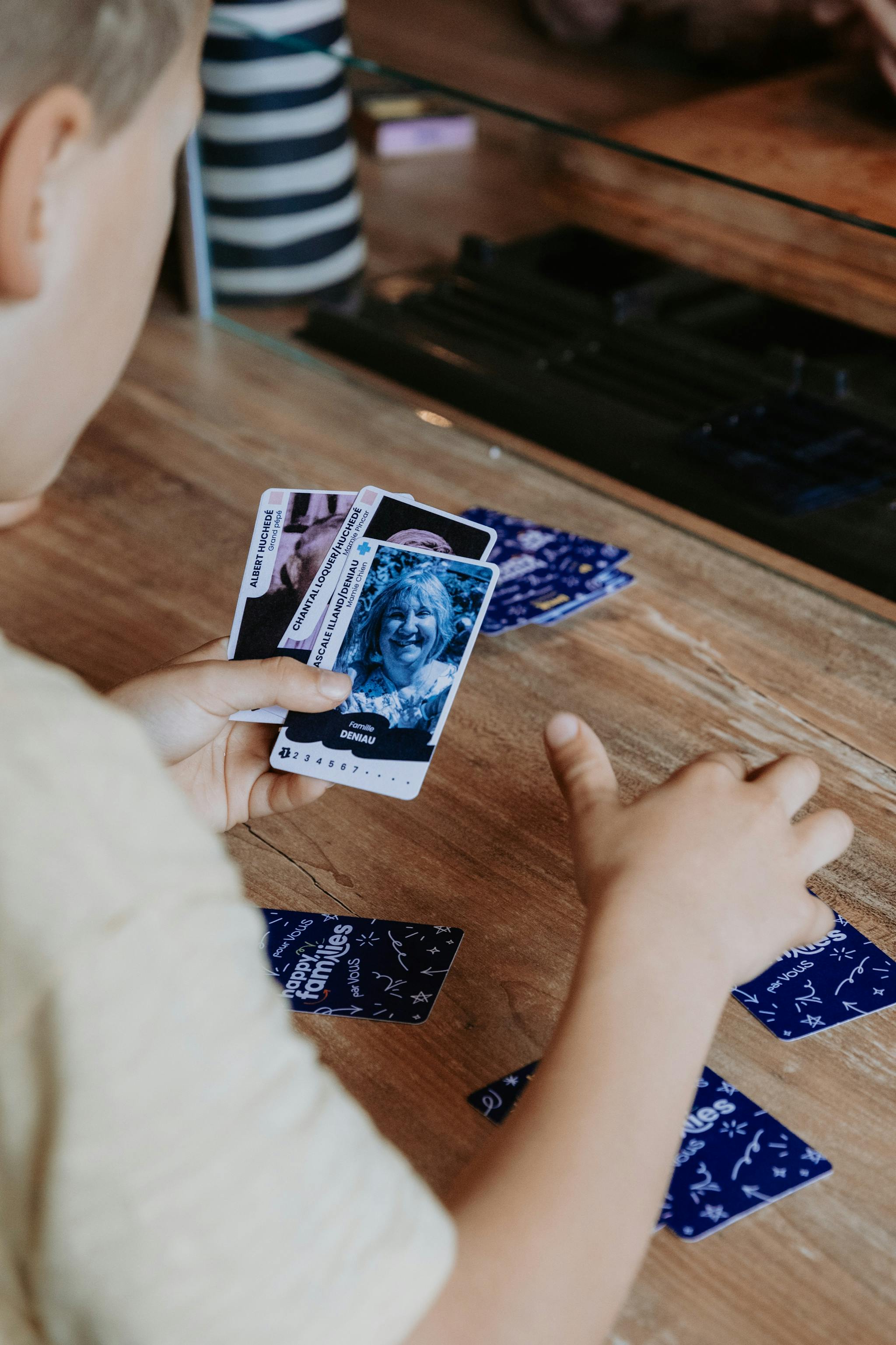 Enfant joue avec les cartes