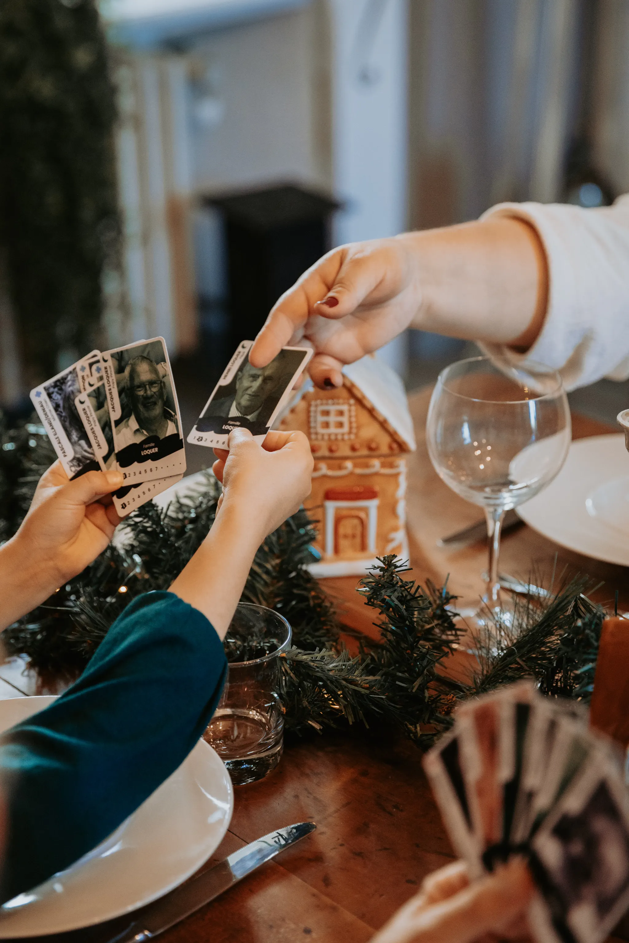 famille joue avec les cartes