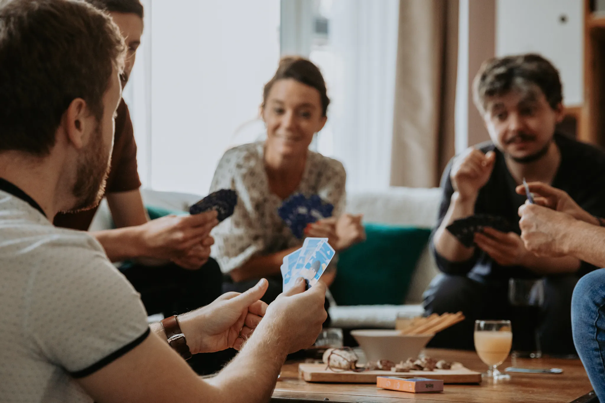 Famille cartes dans les mains