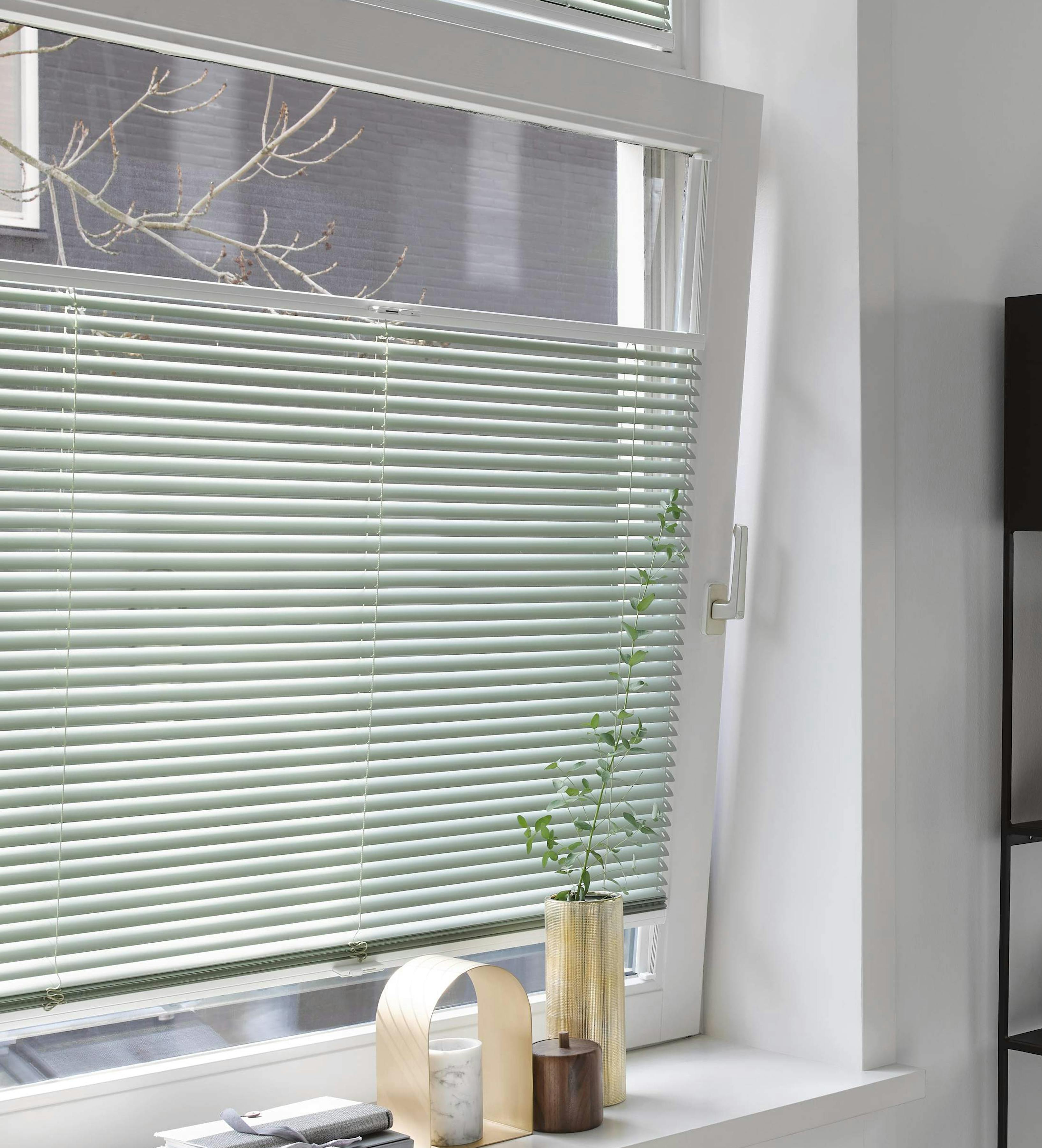 Jaloezieën op een draai-kiepraam