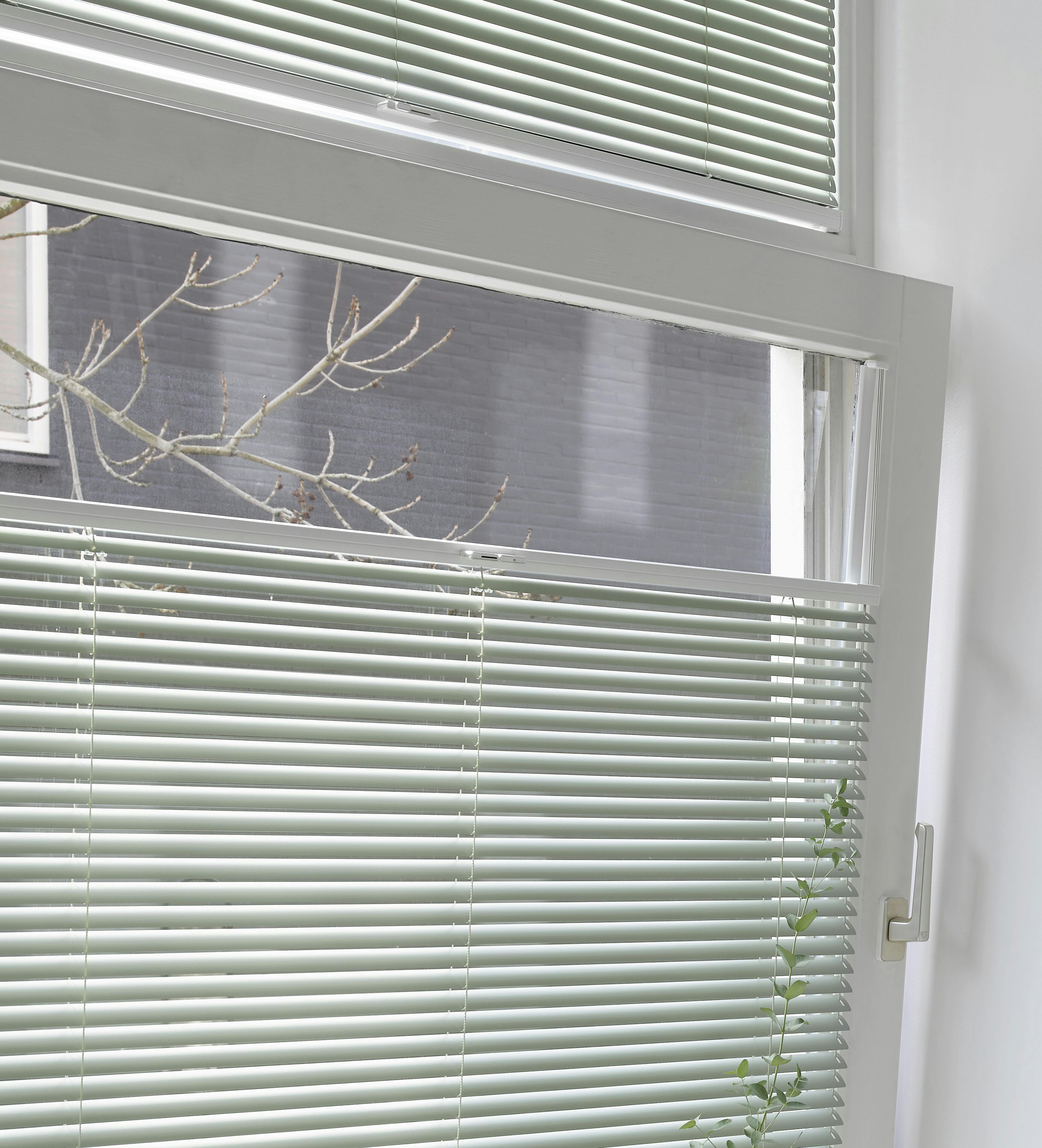 Groene horizontale jaloezieën voor draai-kiepramen