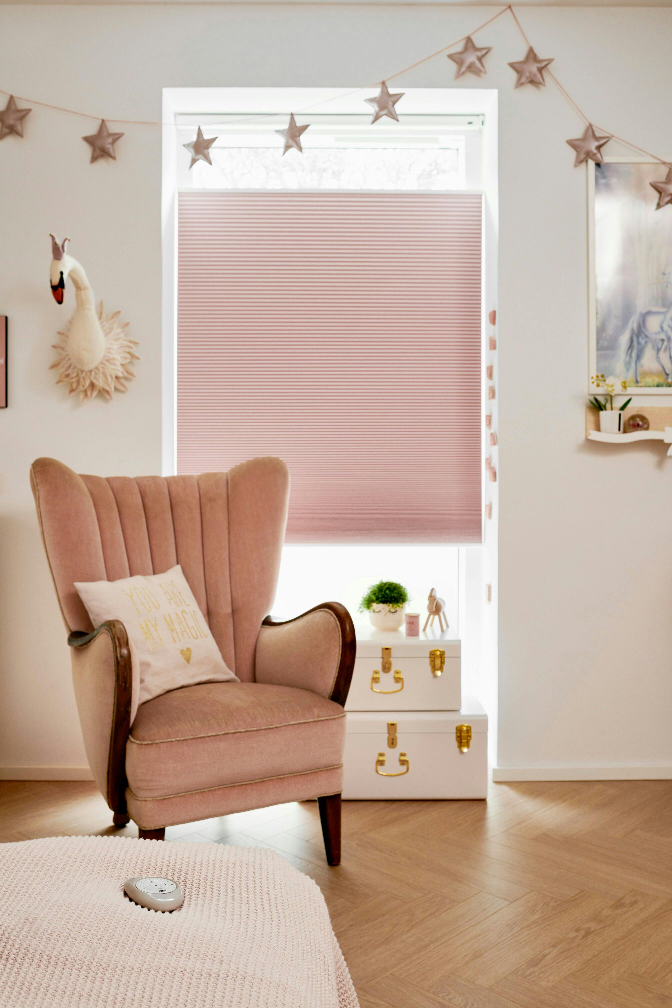 Kids' room with pink Duette® blinds
