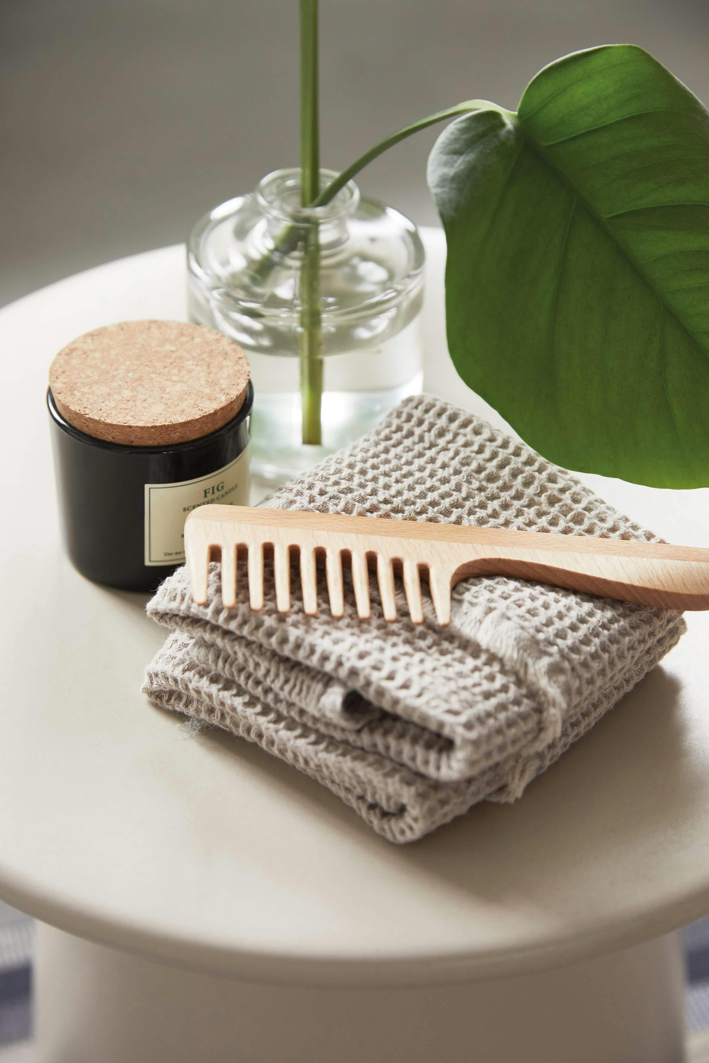 Bathroom side table decorations