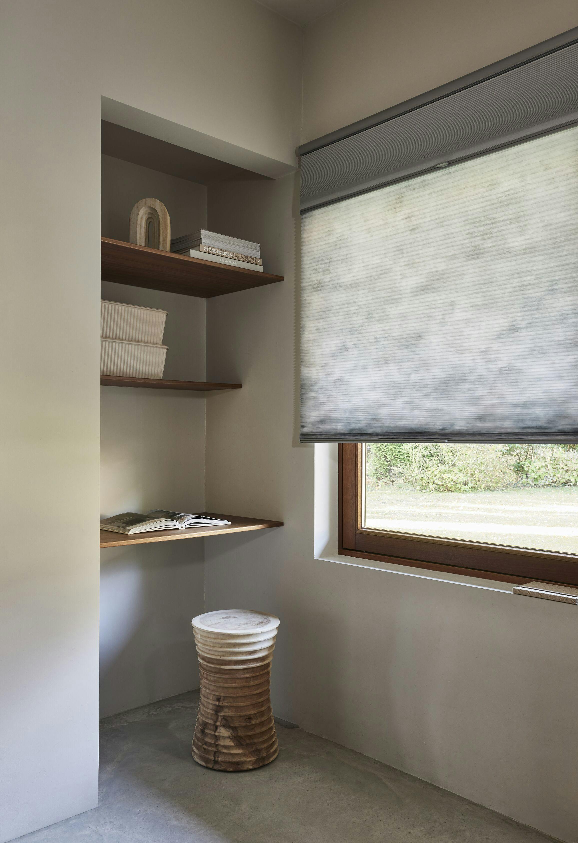 Dag & nacht Duette® shades op een raam in een knusse kinderkamer