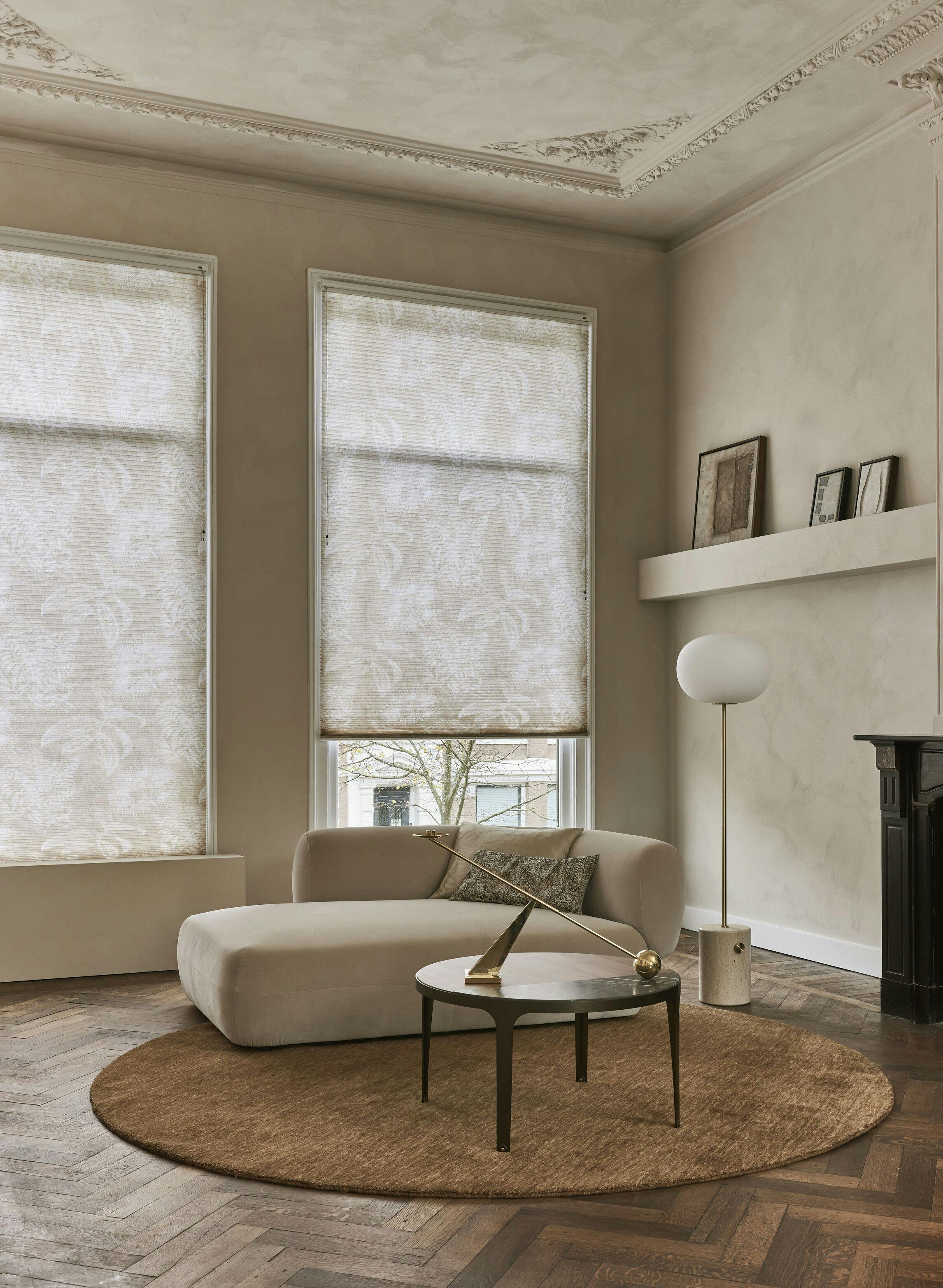 Crèmekleurige Duette® shades met print in een gezellige woonkamer