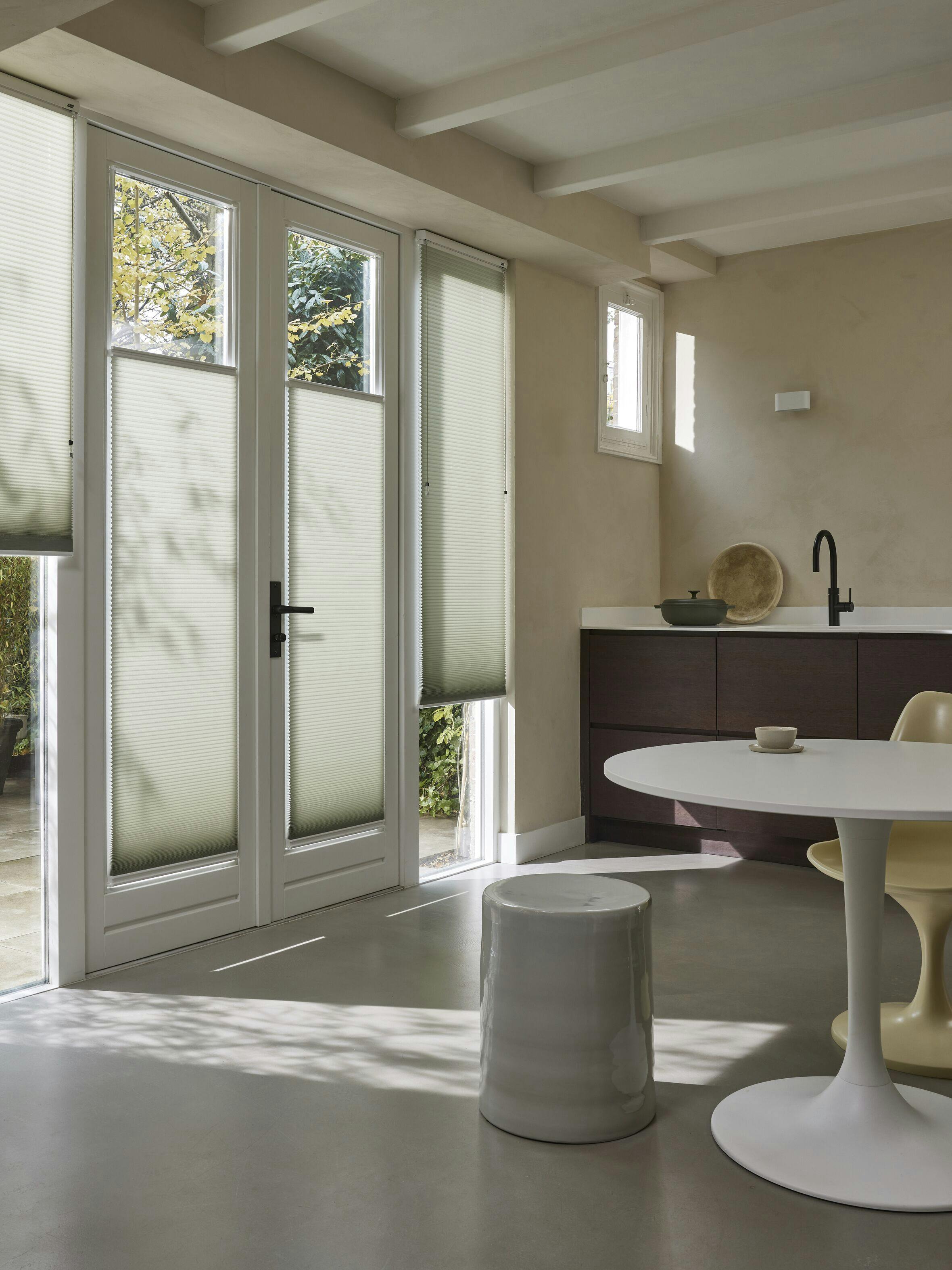 Groene raamdecoratie zonder boren met Duette® shades in een eetkamer