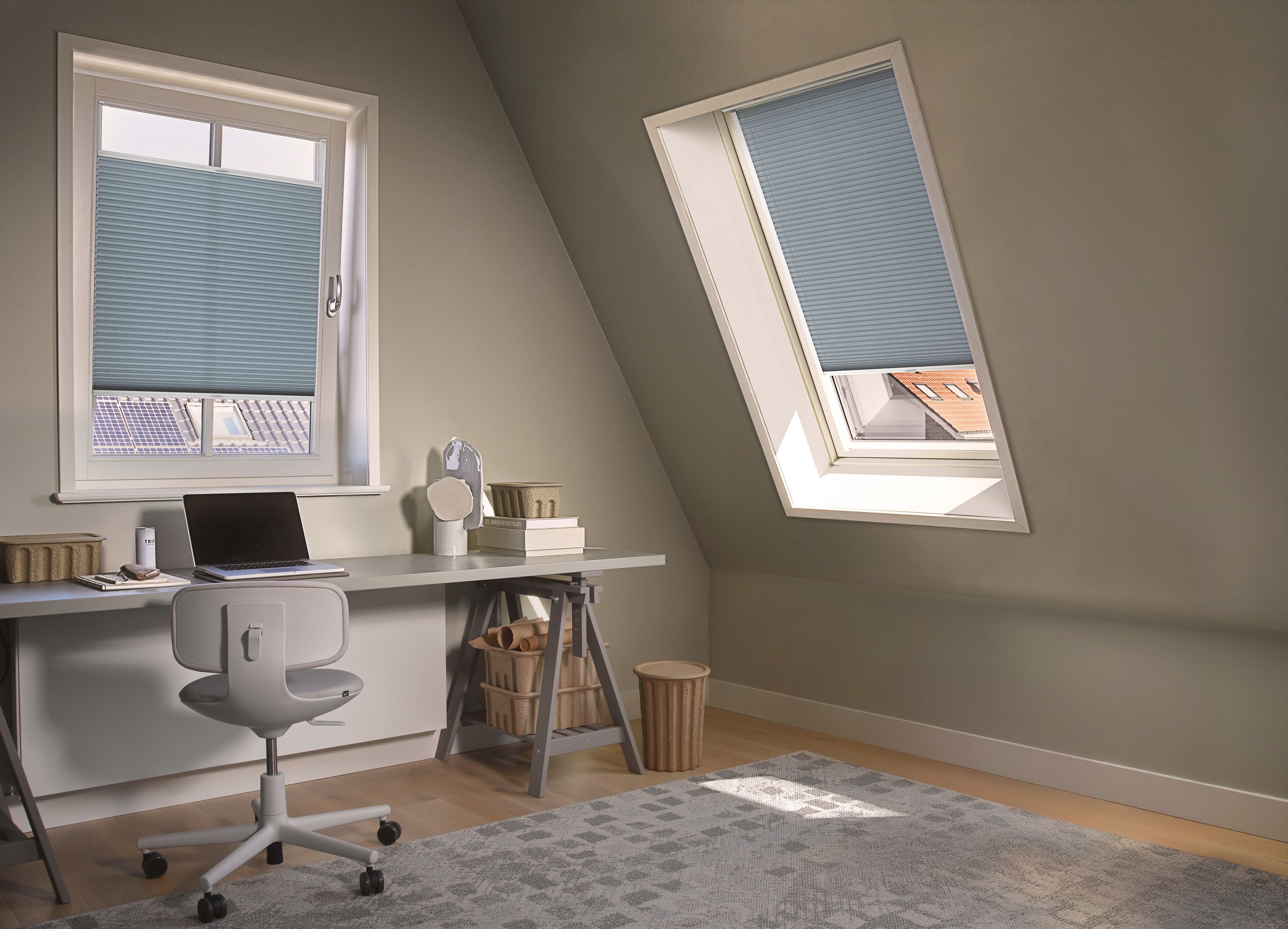 Blauwe Duette® shades op een dakraam