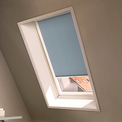 Stores Duette® bleus sur une fenêtre de toit
