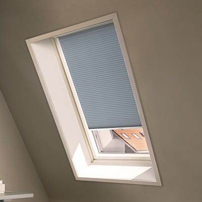 Blå Duette® gardiner i ett takfönster