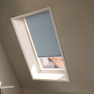 Blauwe Duette® shades op een dakraam