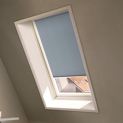 Blå Duette® gardiner i et ovenlysvindue