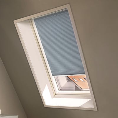 Blå Duette® gardiner i et takvindu