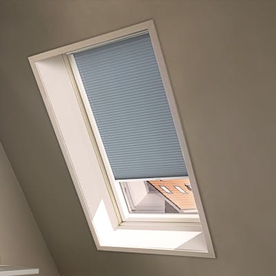 Blauwe Duette® shades op een dakraam
