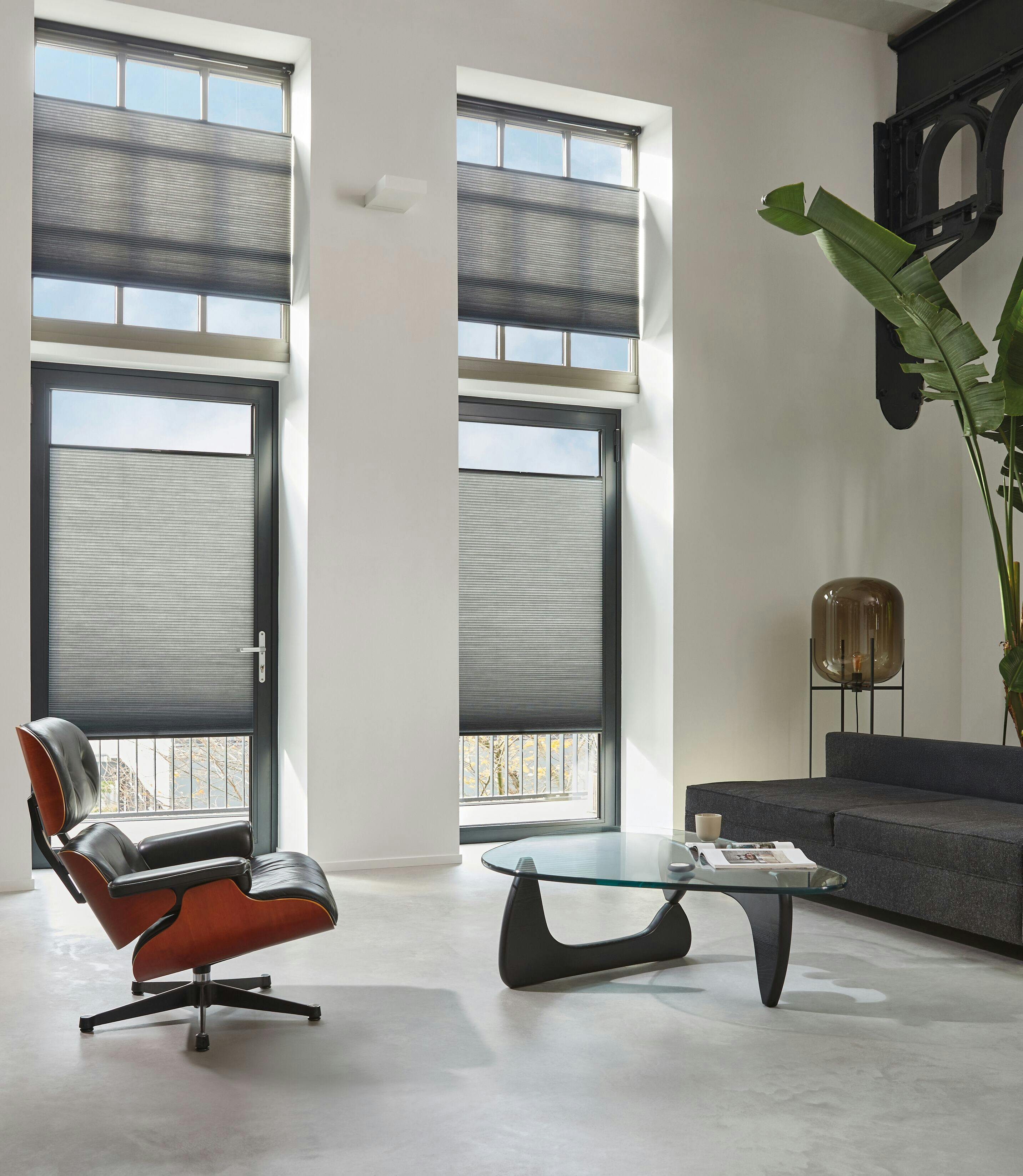 Grå Duette® gardiner i stuen