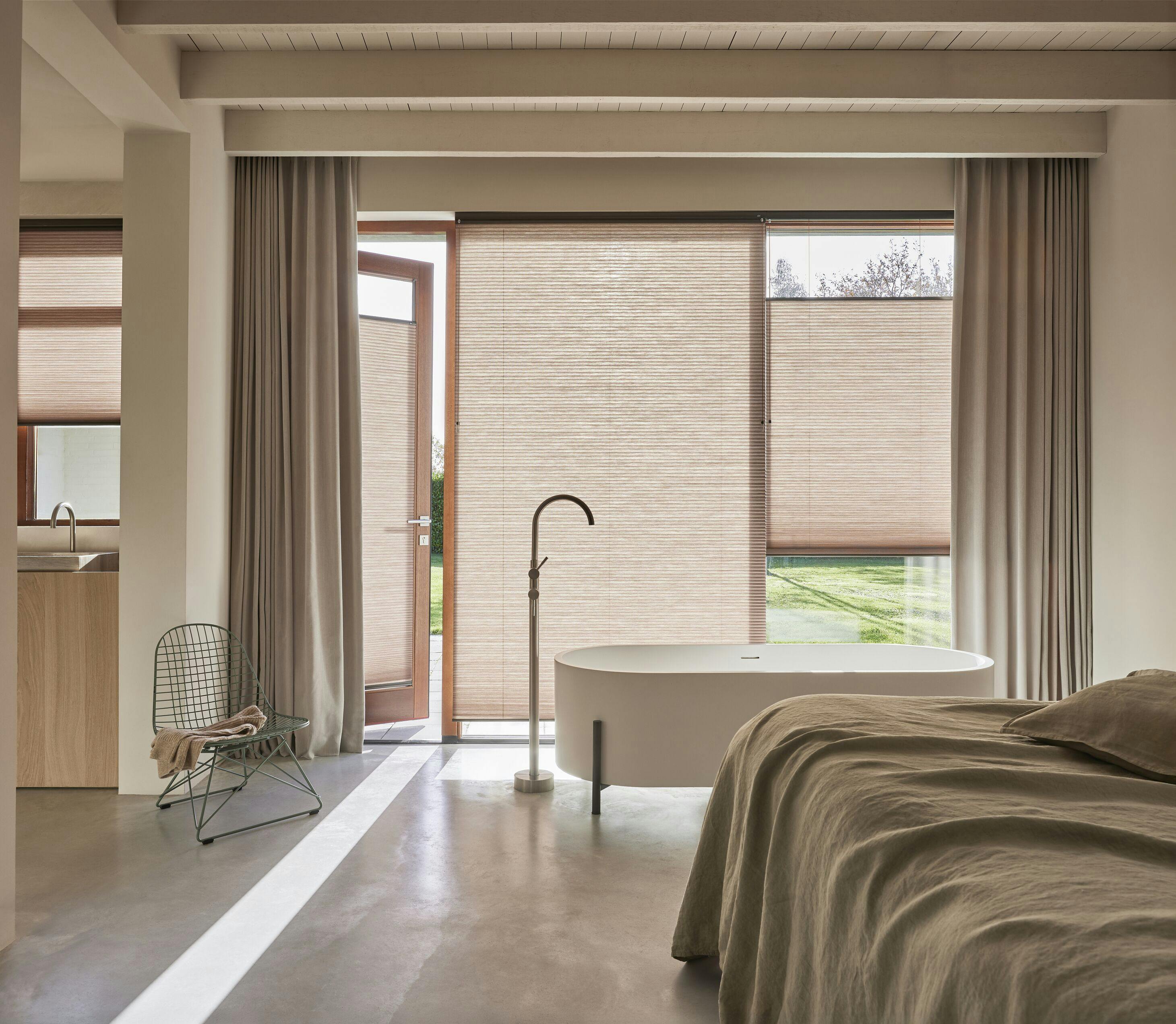 Duette® shades op een luxe slaapkamerraam