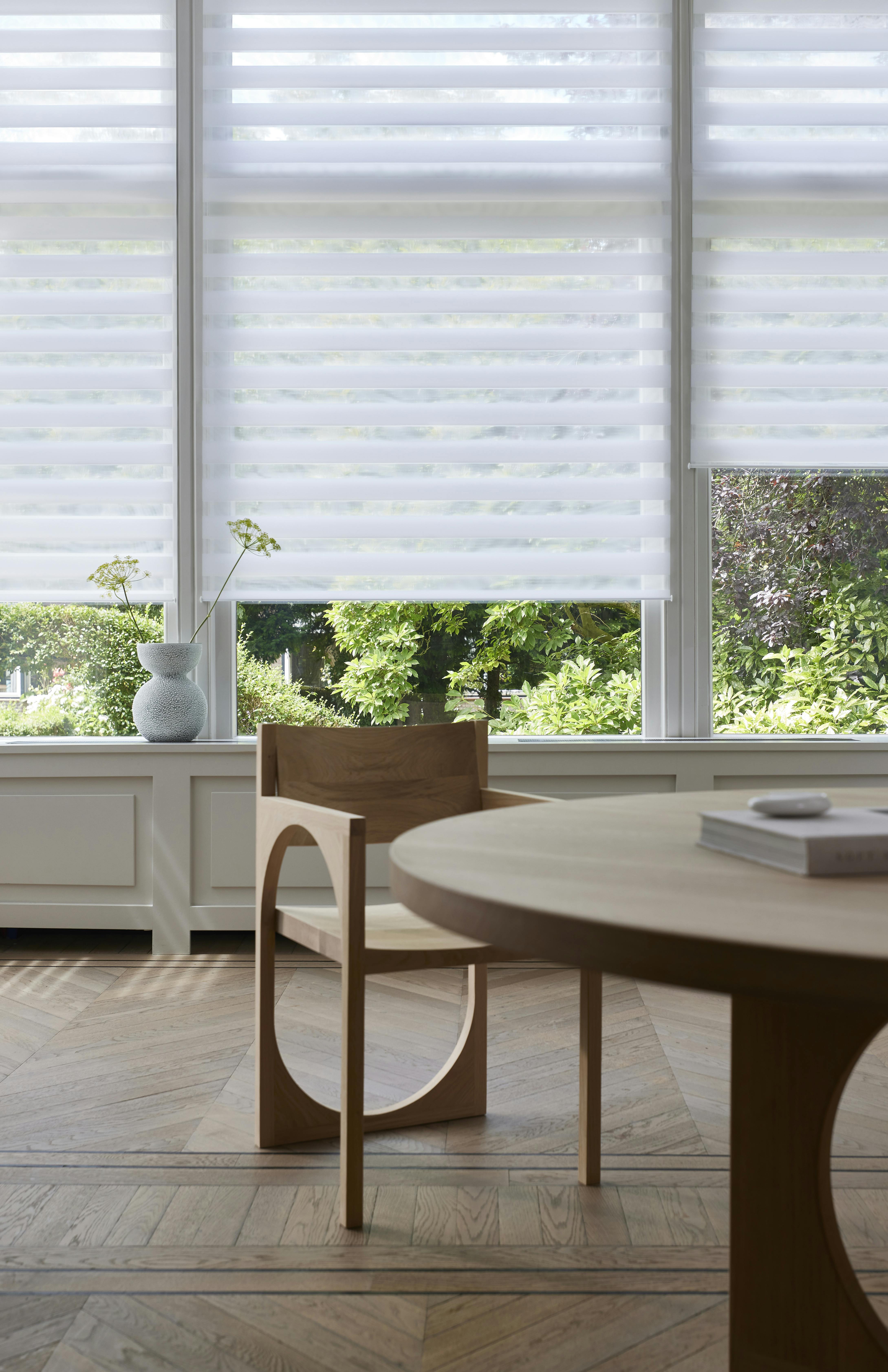 Witte duo rolgordijnen op een raam