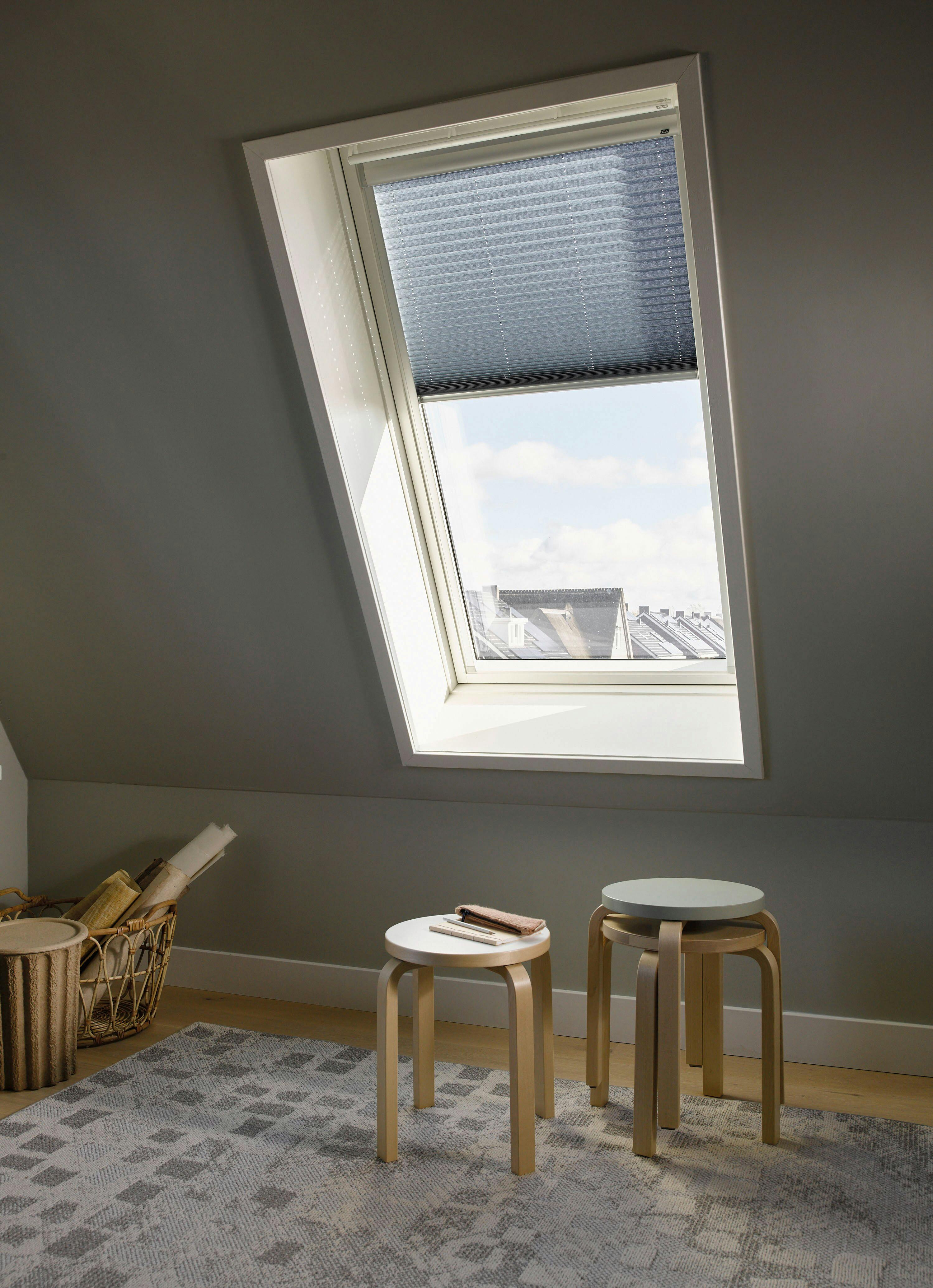 Plissé gordijnen open in een moderne loft op een dakraam.