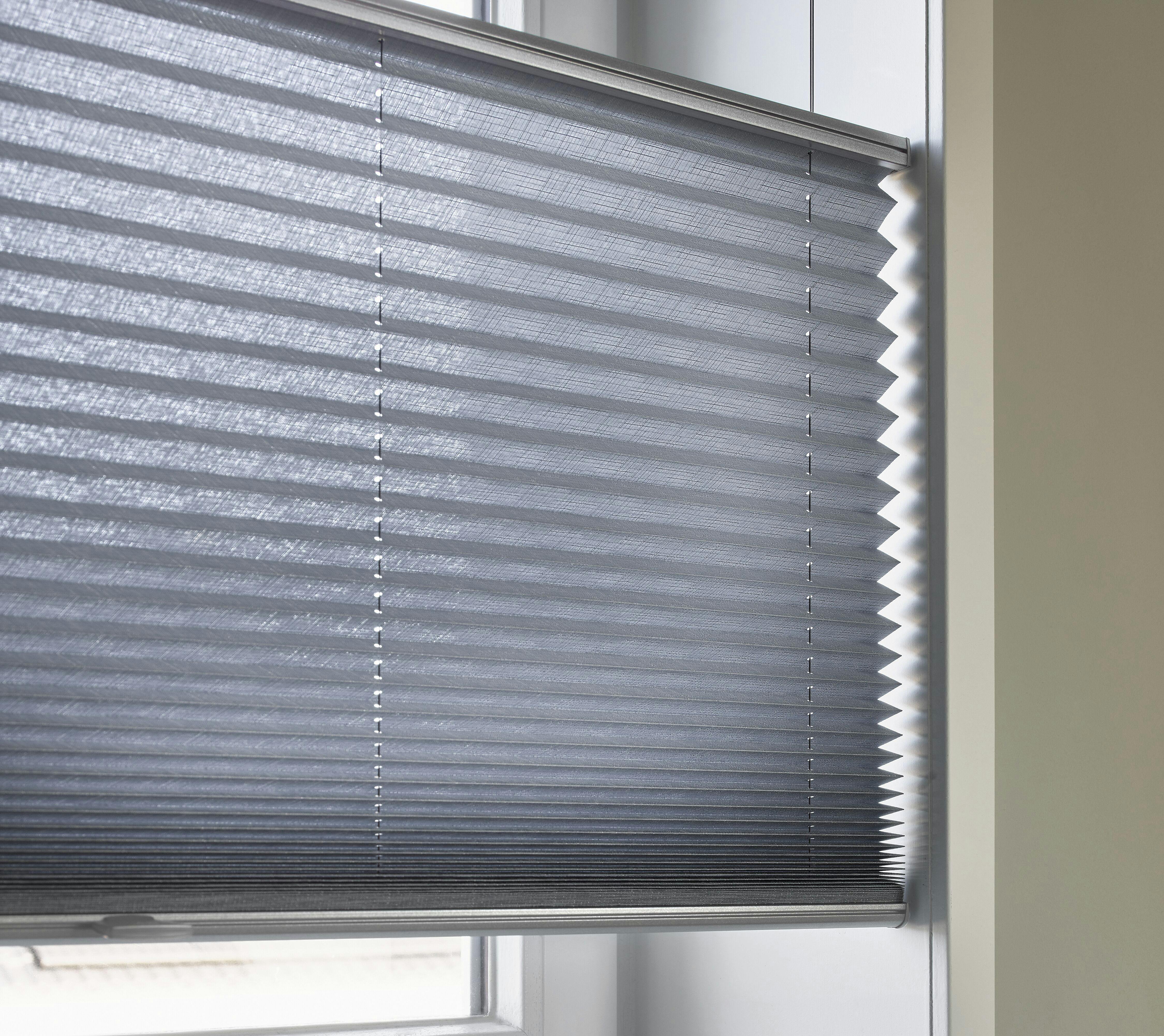 Close-up van blauwe plissé shades met top down/bottom up-functie