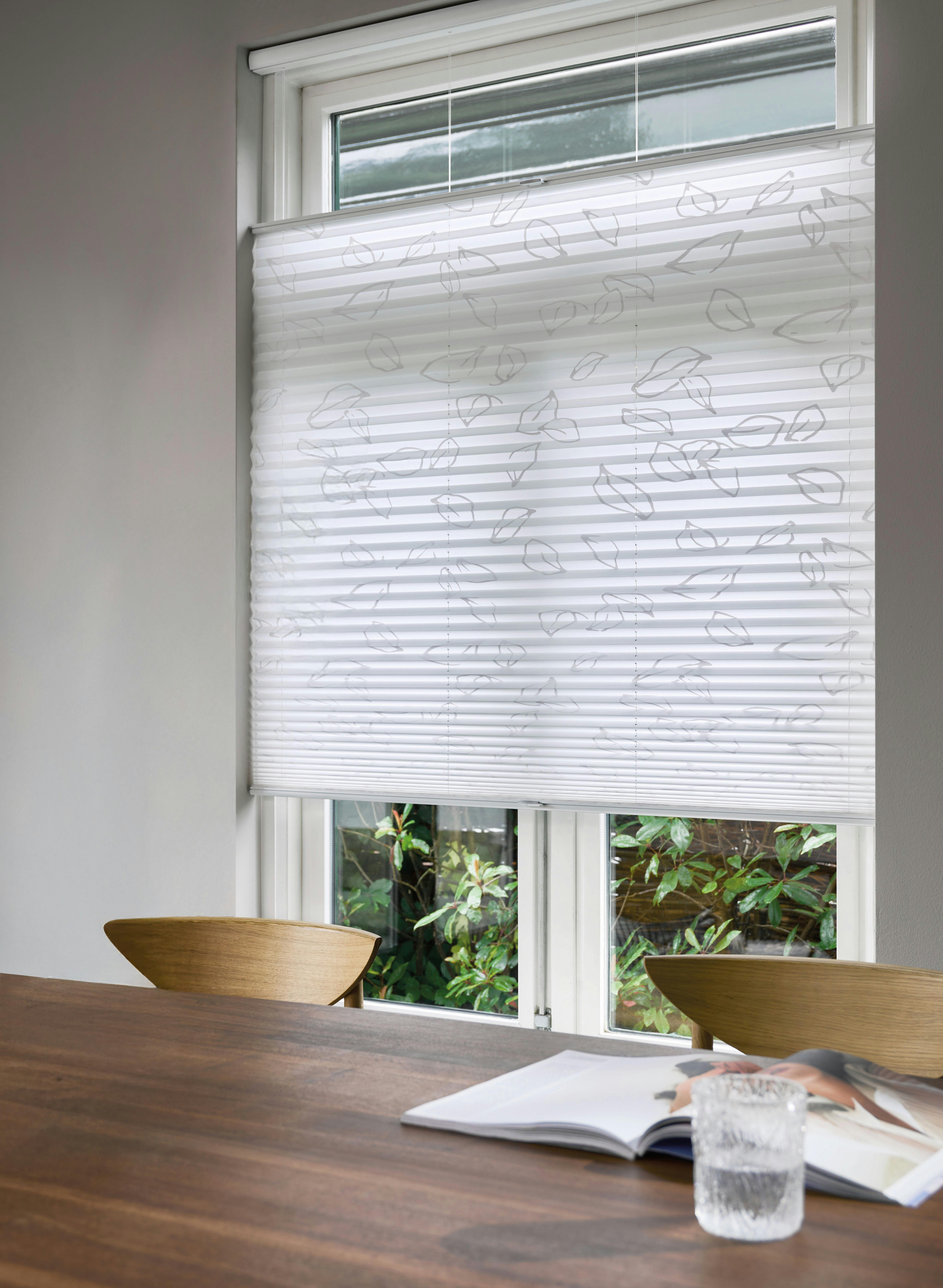 Plissé shades met wit patroon in een eetkamer