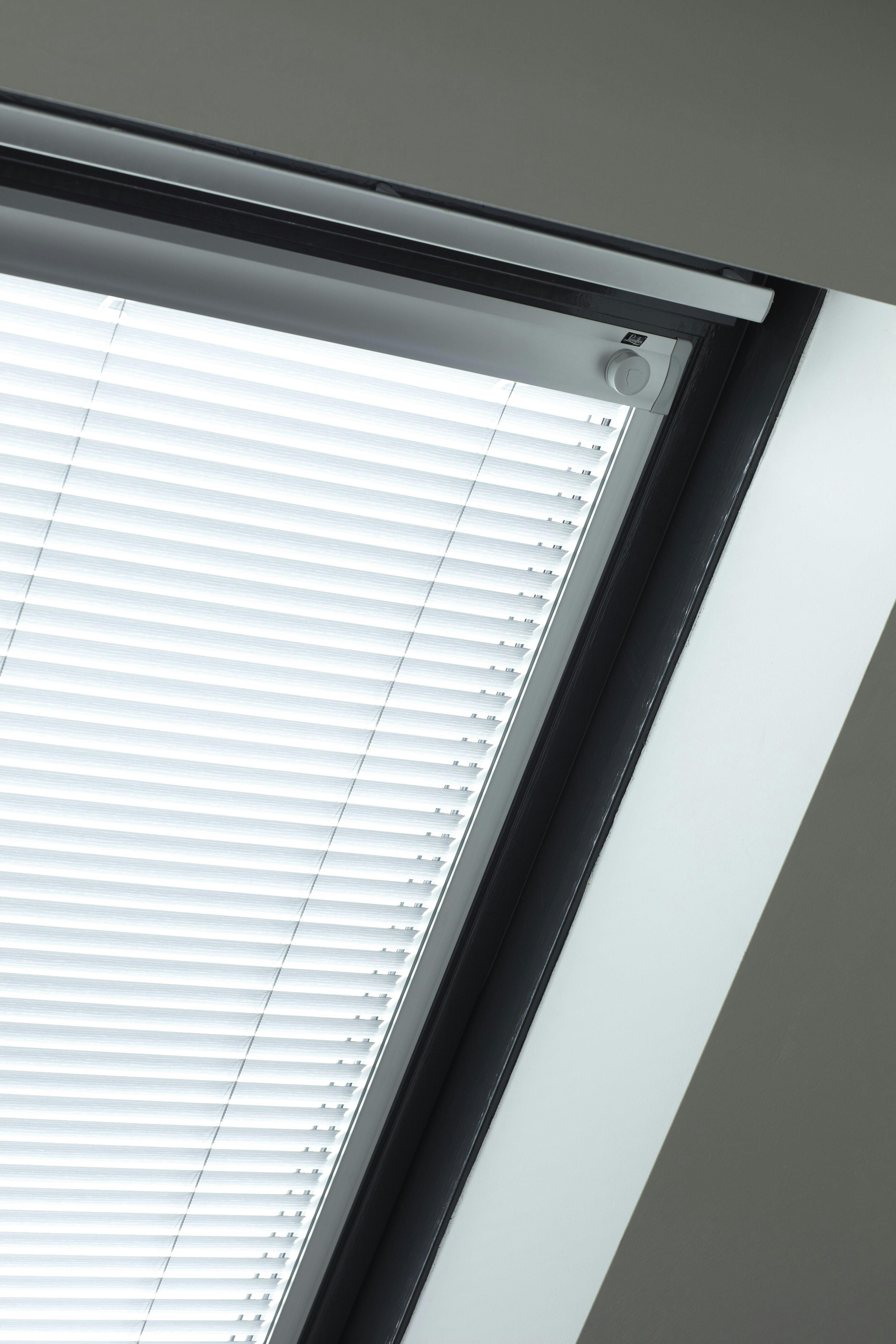 Close-up van horizontale jaloezieën op een dakraam