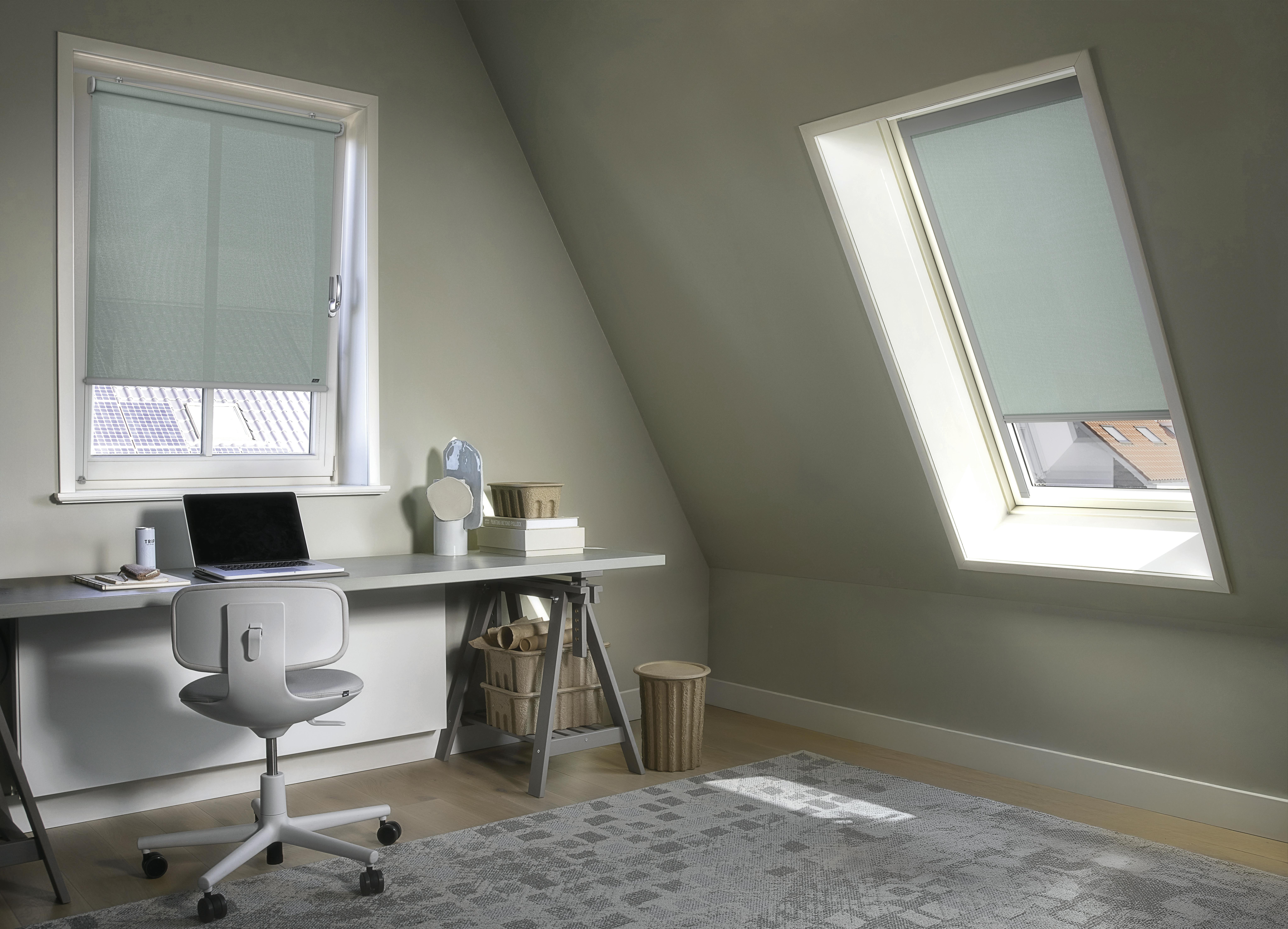 Hyggelig hjemmekontor med lyseblå rullegardiner