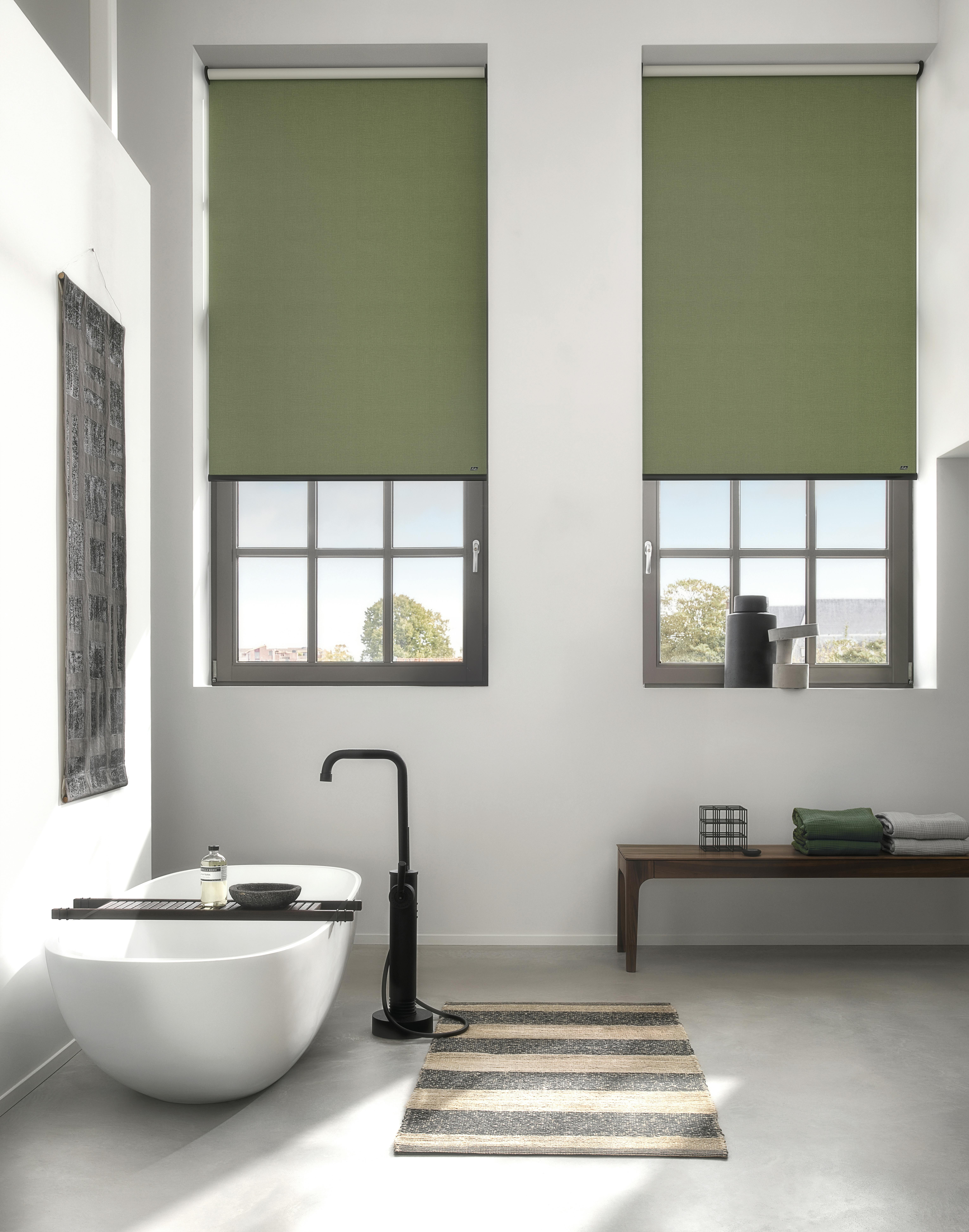 Moderne badkamer met groene rolgordijnen op standaardramen
