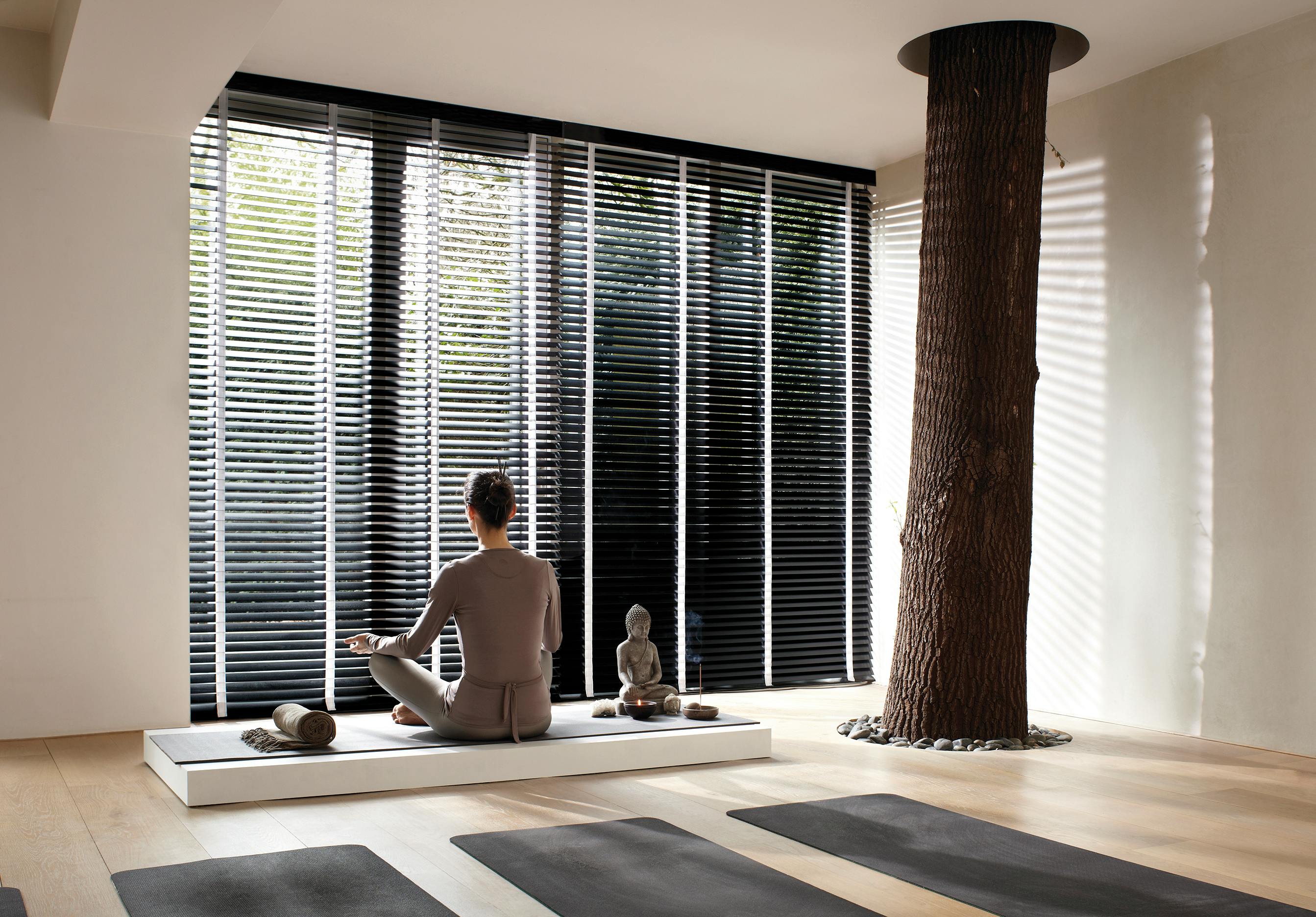 Stores vénitiens bois noirs avec ruban-échelle blanc dans une salle de méditation