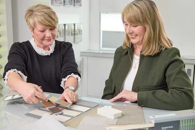 Kunde i et Luxaflex® showroom