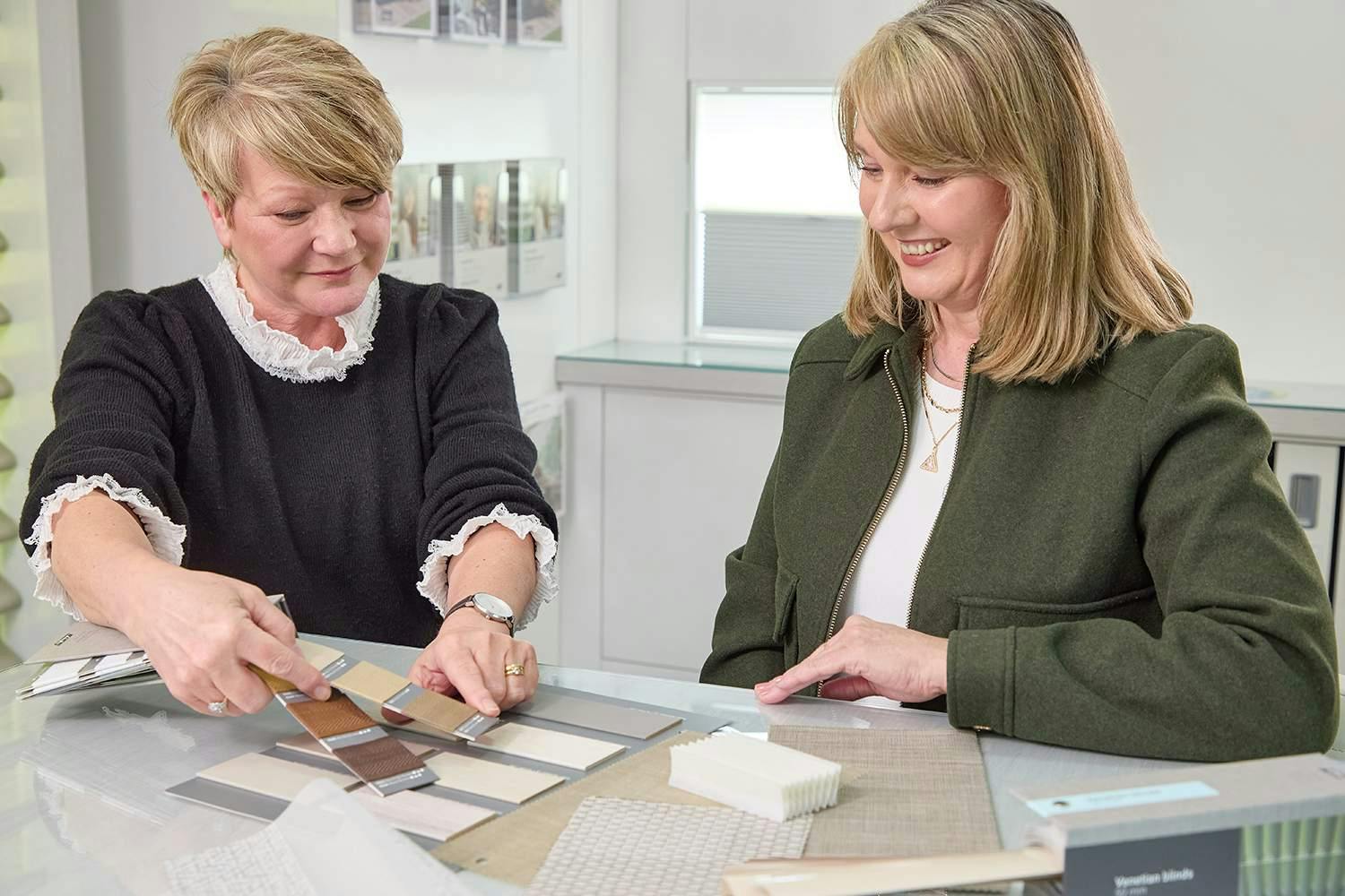 Client dans un showroom de revendeur