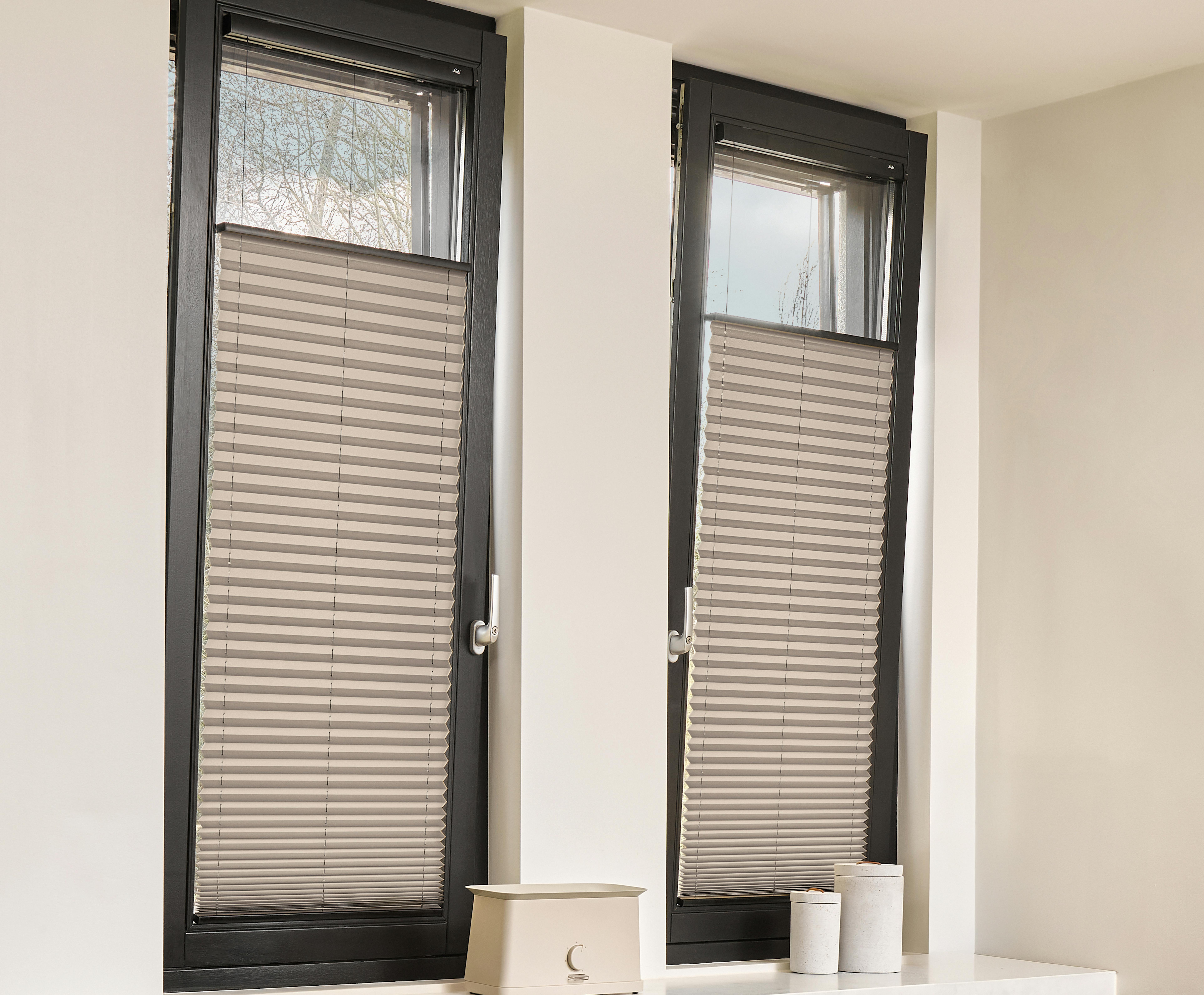 Grå plisségardiner i kjøkkenvindu og dør