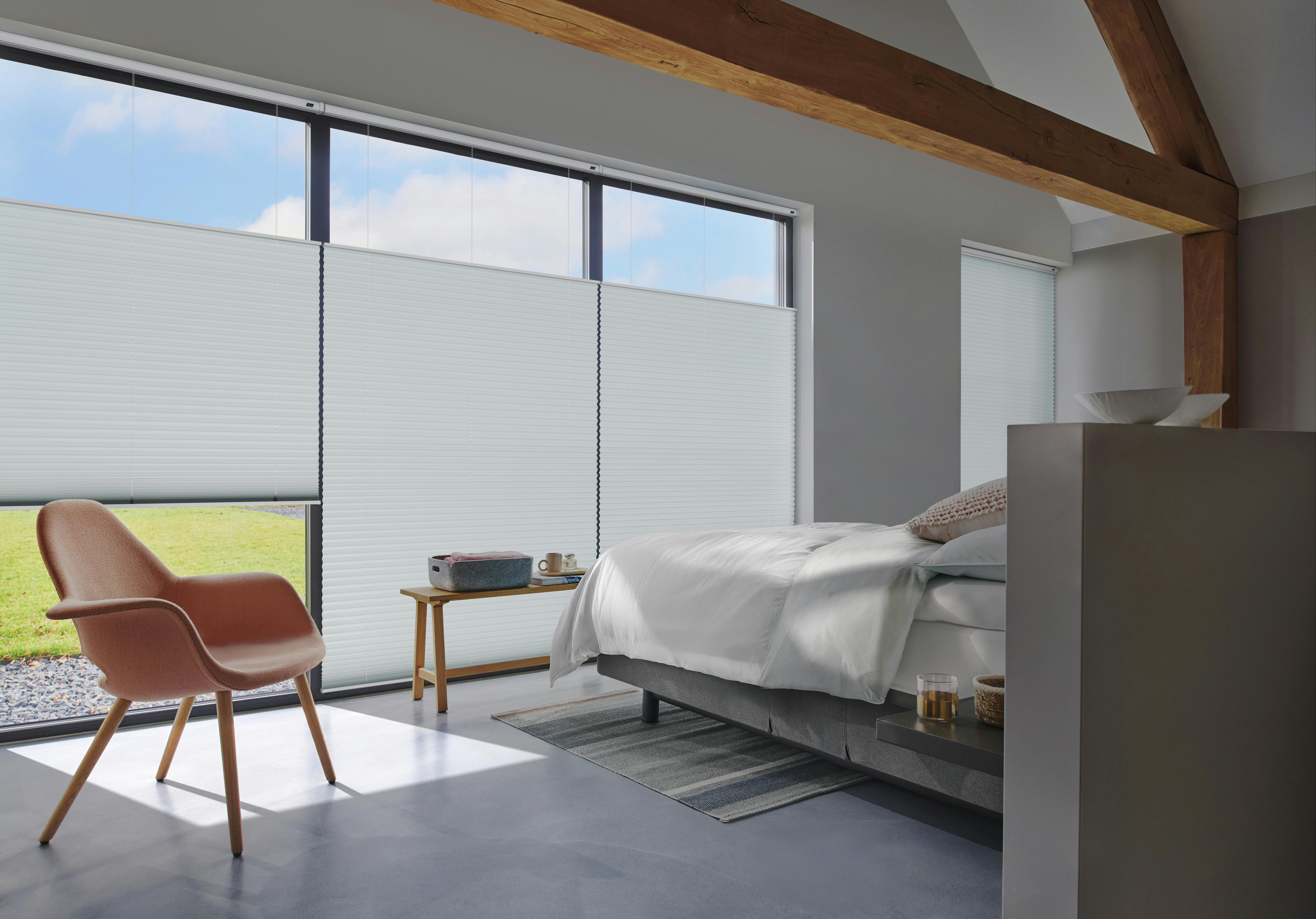 Witte plissé gordijnen op grote slaapkamerramen