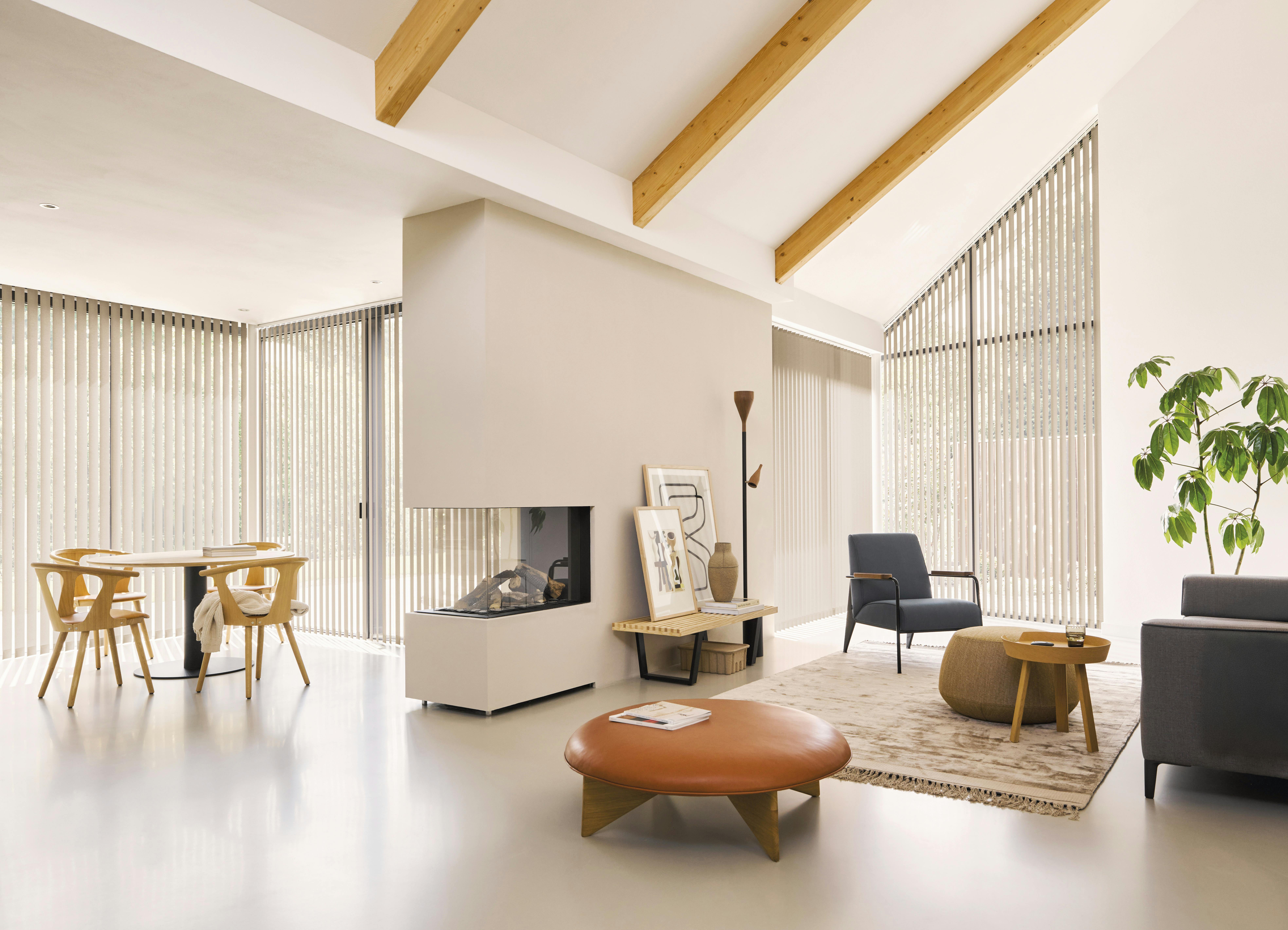 Salon lumineux avec des stores californiens blancs aux fenêtres