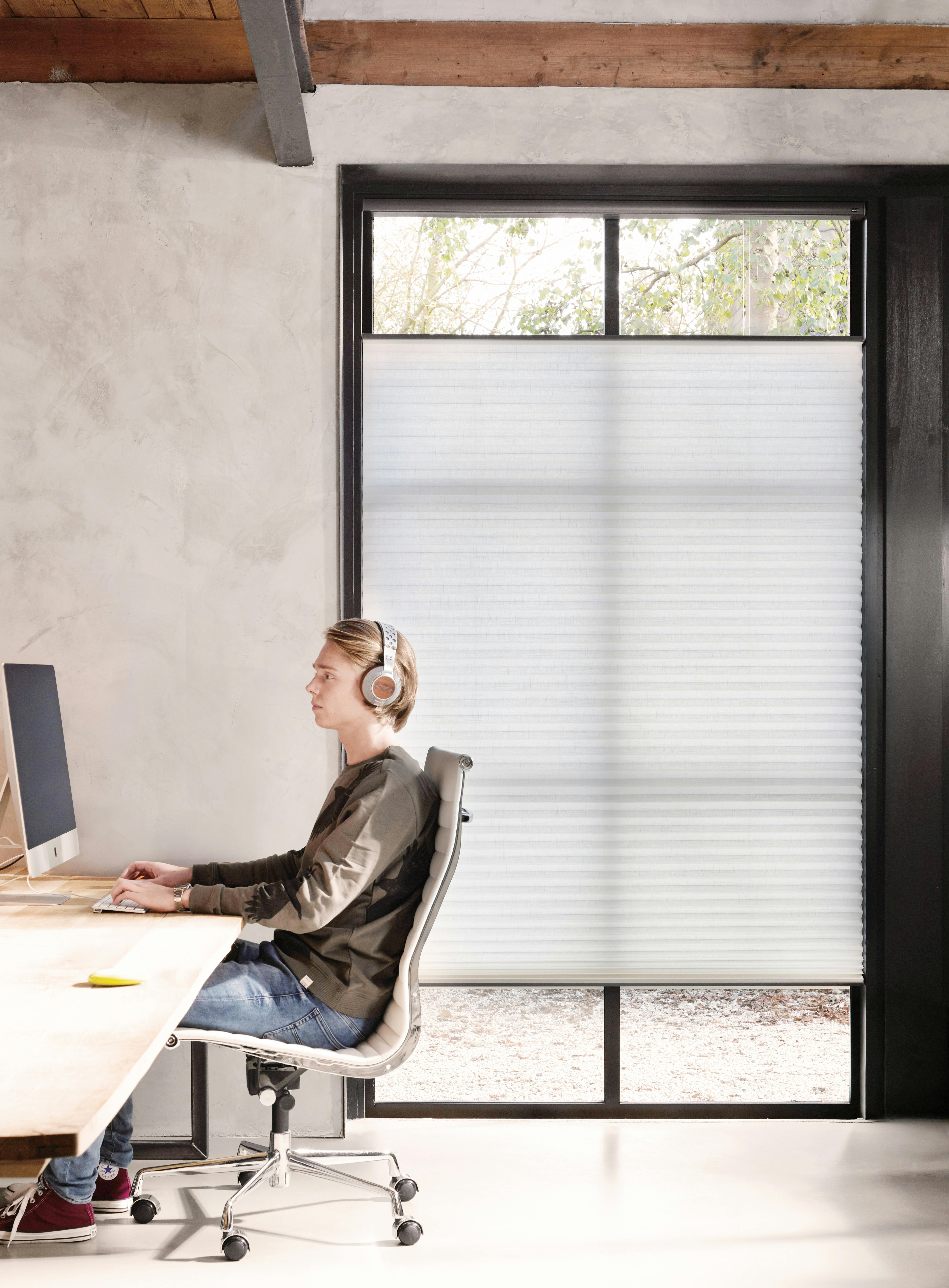 Bureau à domicile avec stores Duette® blancs à la fenêtre