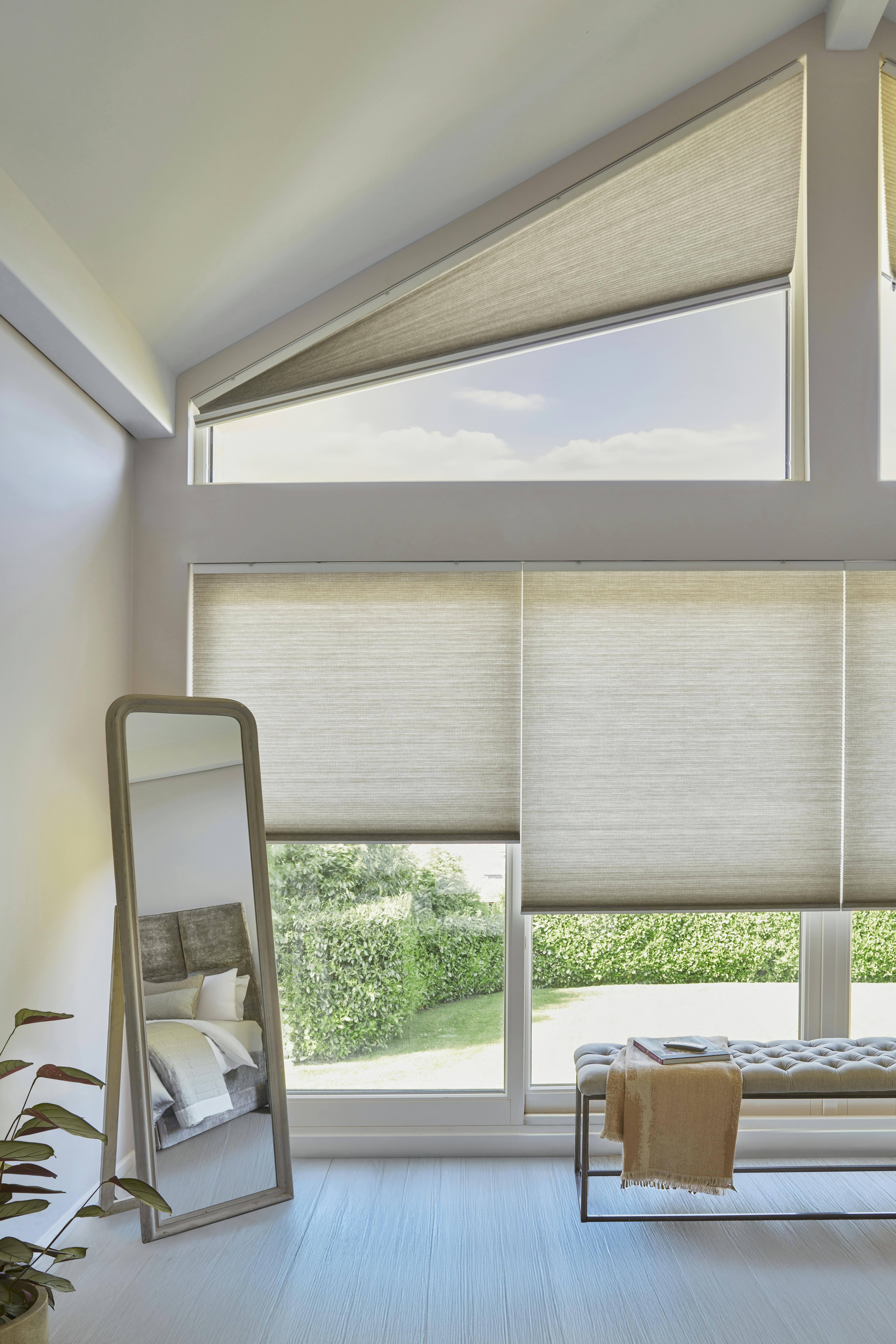 Kremfargede Duette® gardiner i en koselig soverom