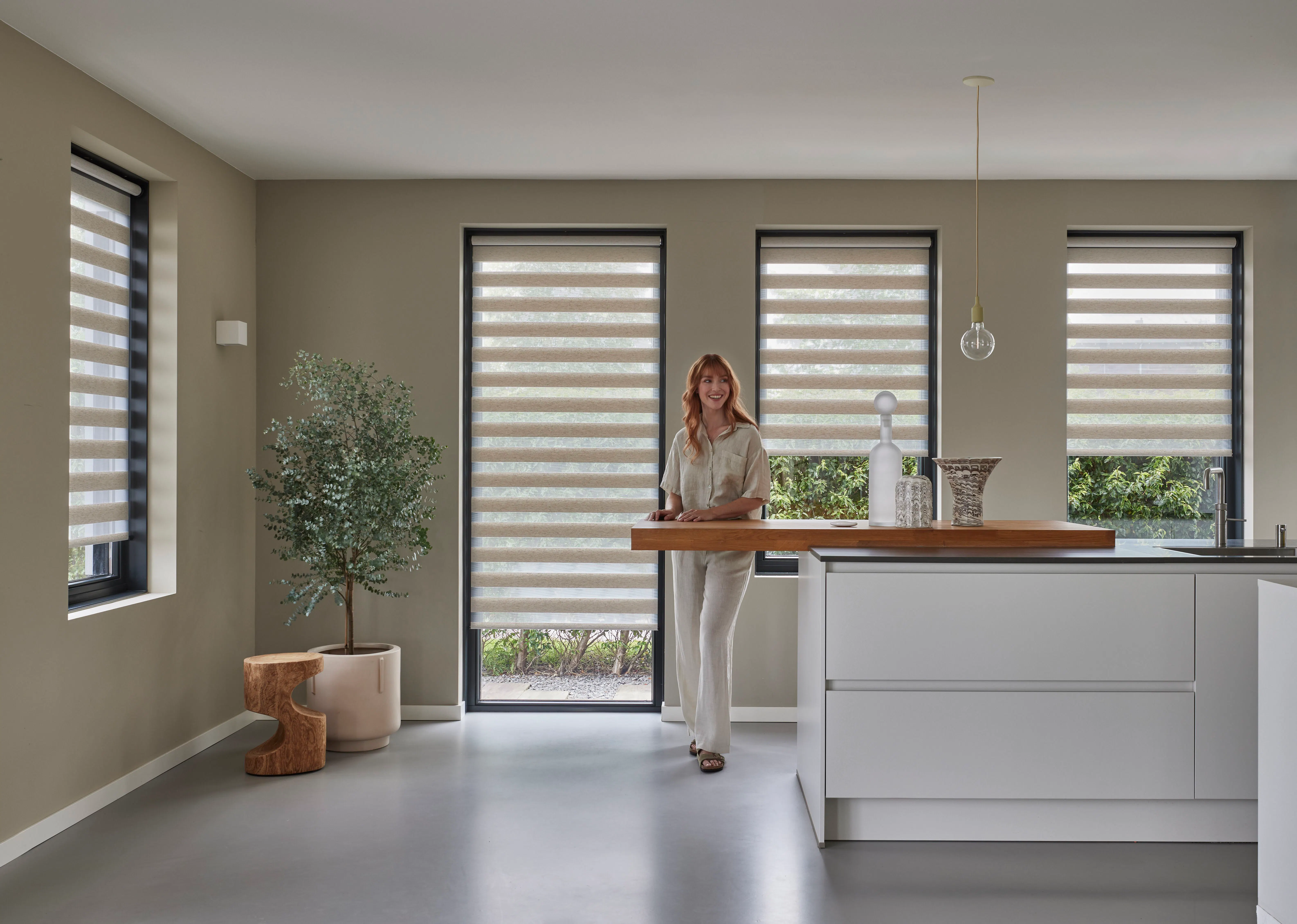 Cortinas enrollables Dúo color crema en una cocina moderna