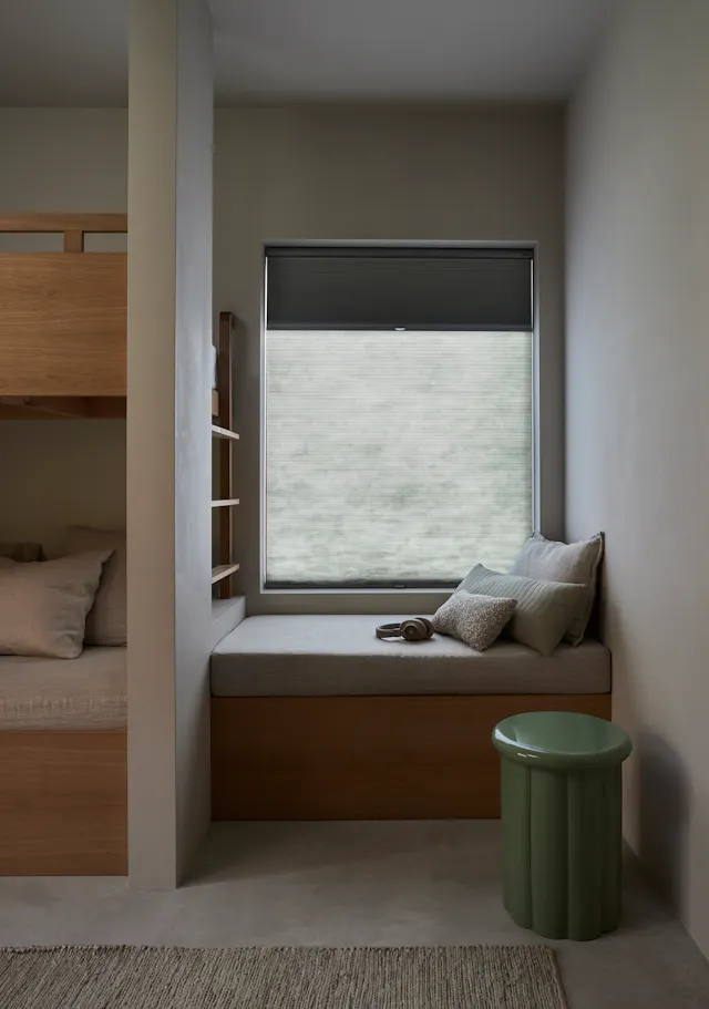 Open Duette® shades in een slaapkamerraam