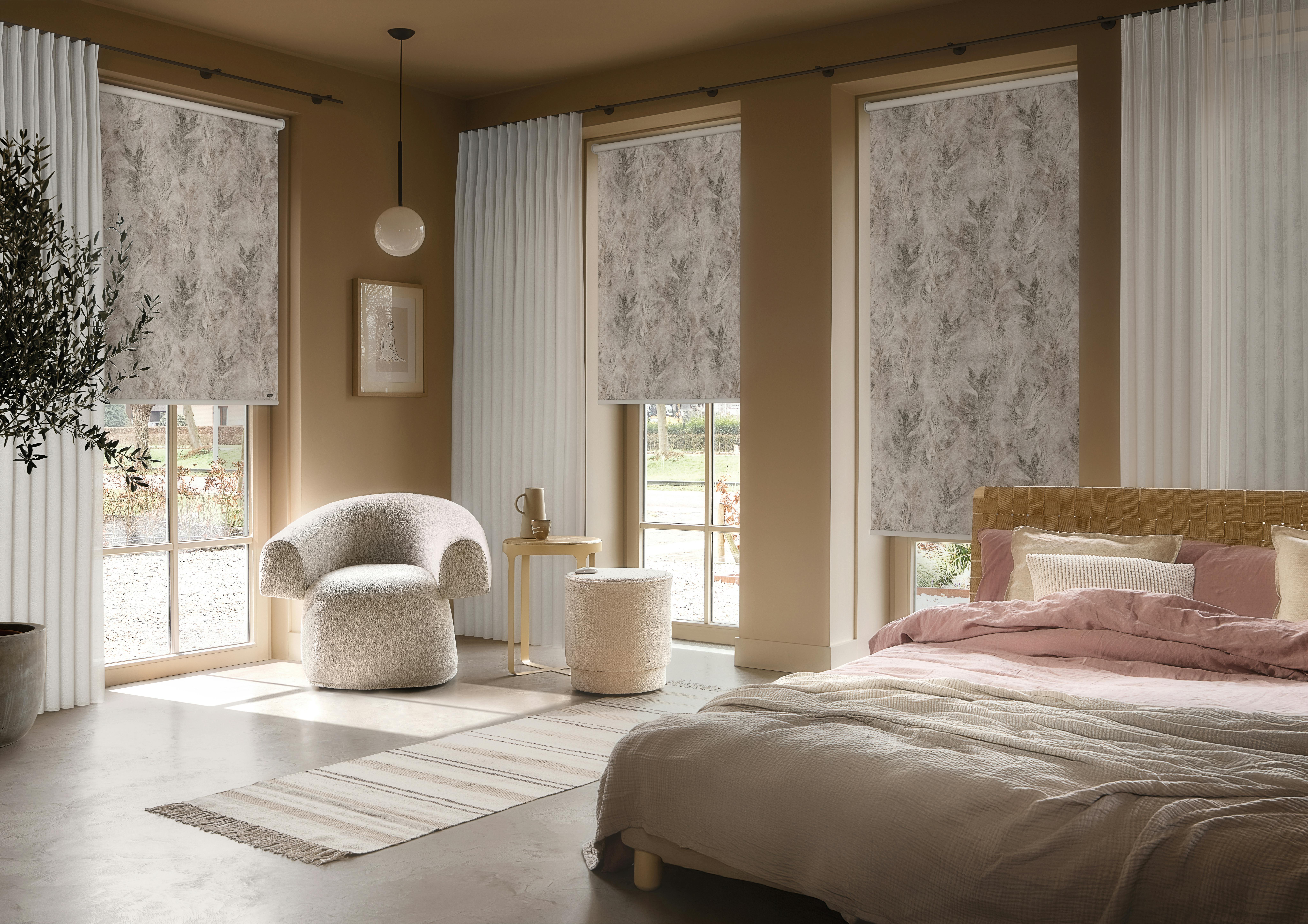 Rolgordijnen met grijs patroon in een moderne slaapkamer