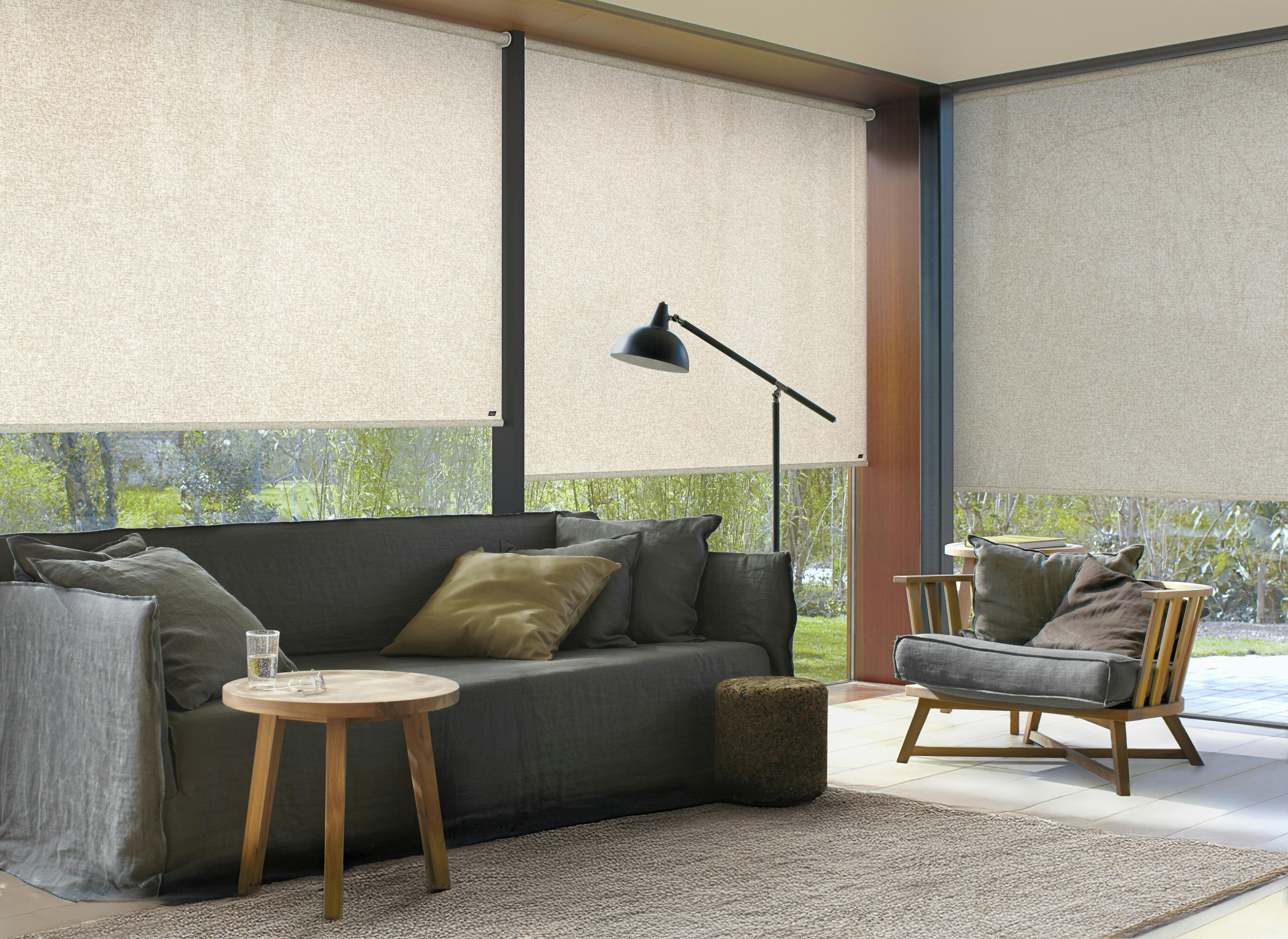 Crèmekleurige rolgordijnen in een woonkamer