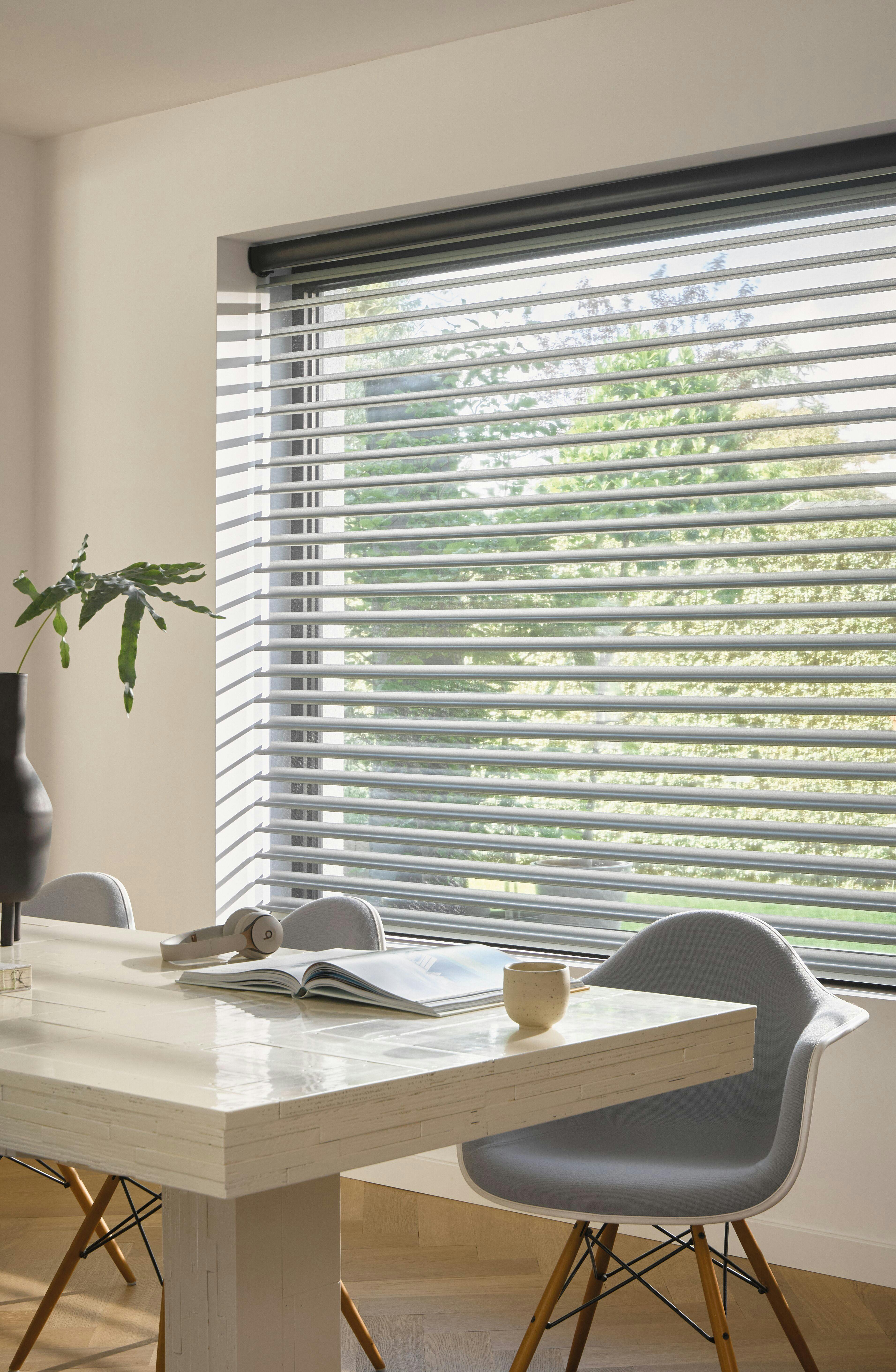 Open Silhouette® shades in een eetkamer