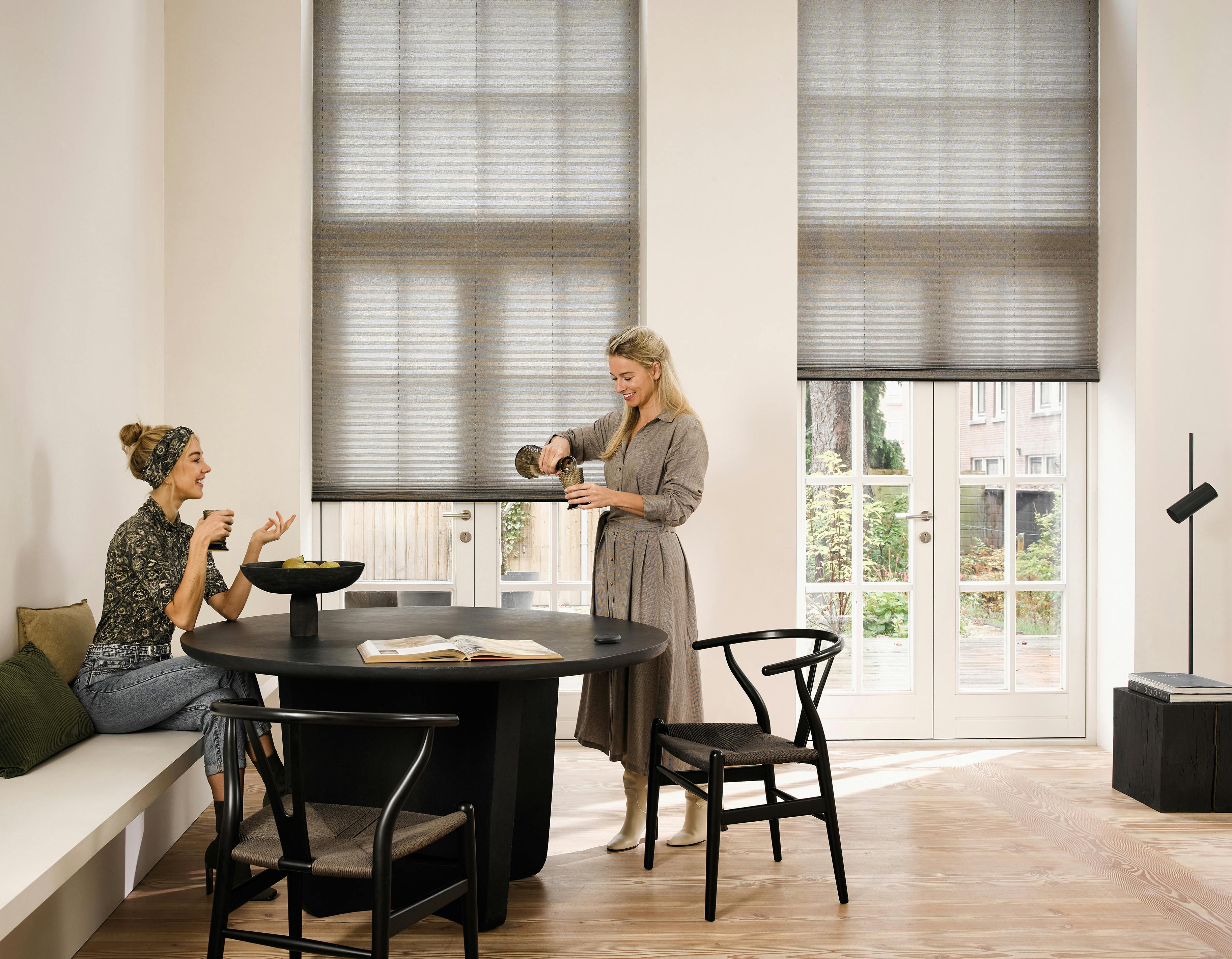 Grijze plissé gordijnen in een moderne woonkamer