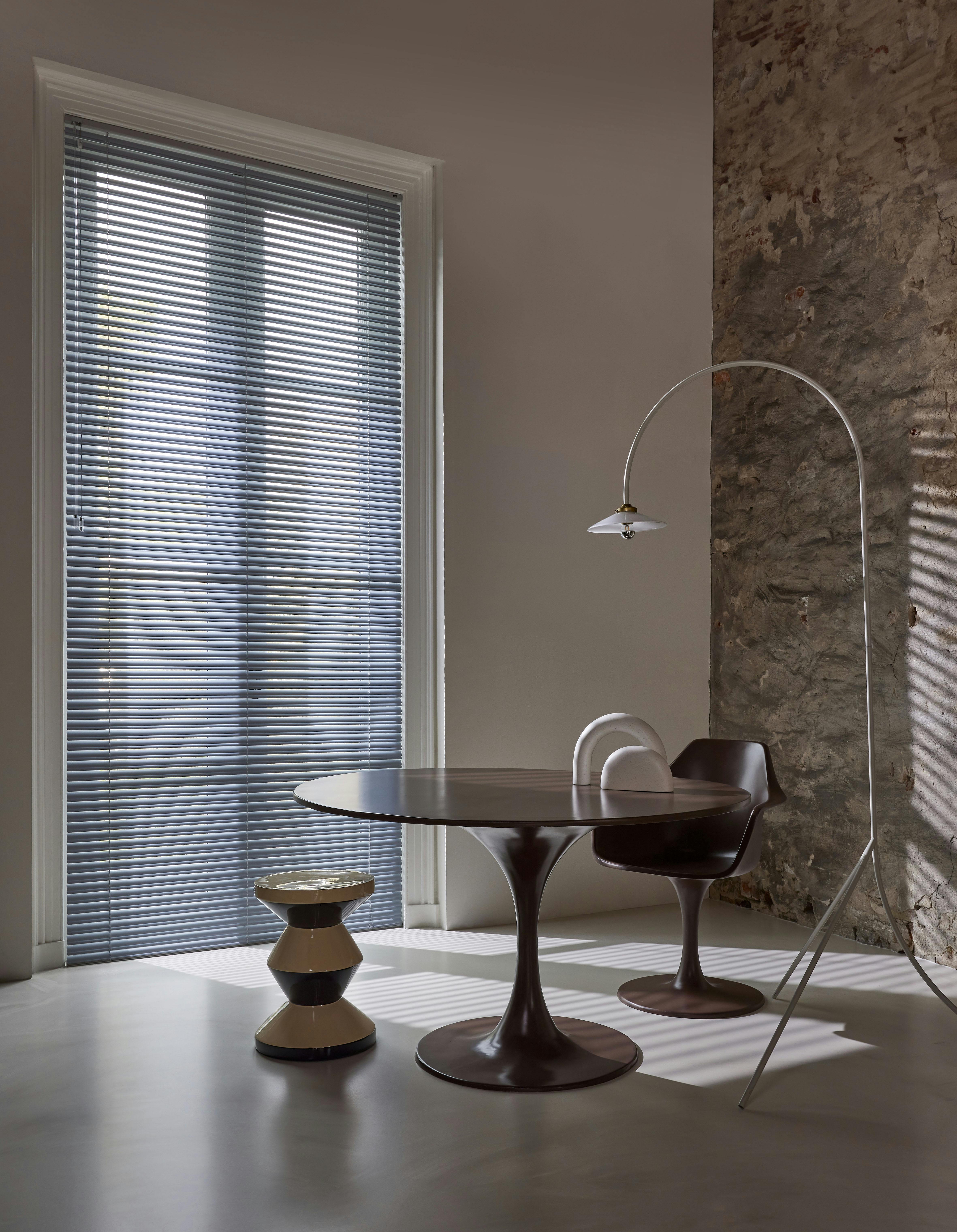 Blå persienner i lukket position på et stort standardvindue