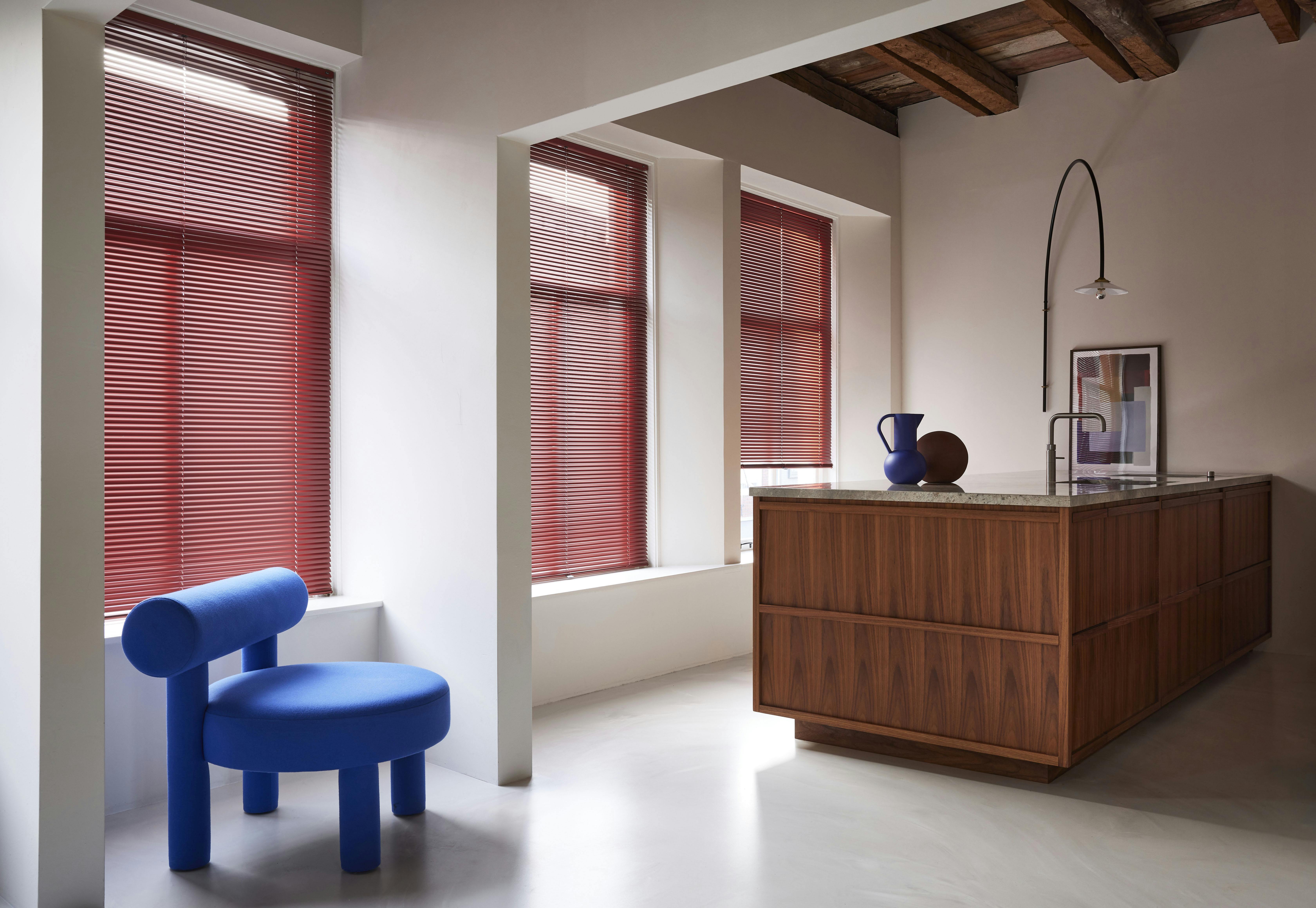 Røde persienner ved et kjøkkenvindu