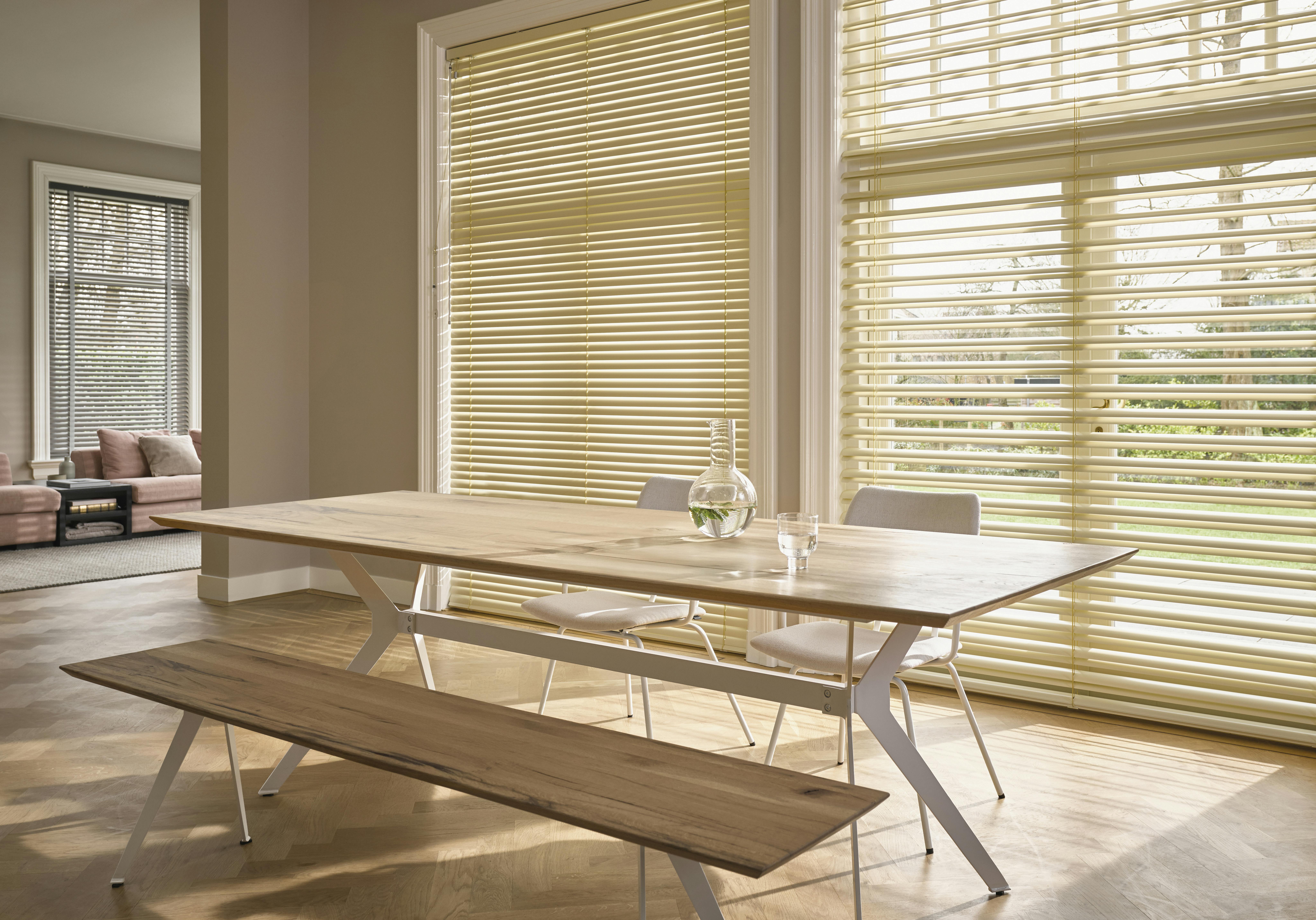 Gule persienner ved spisebordet