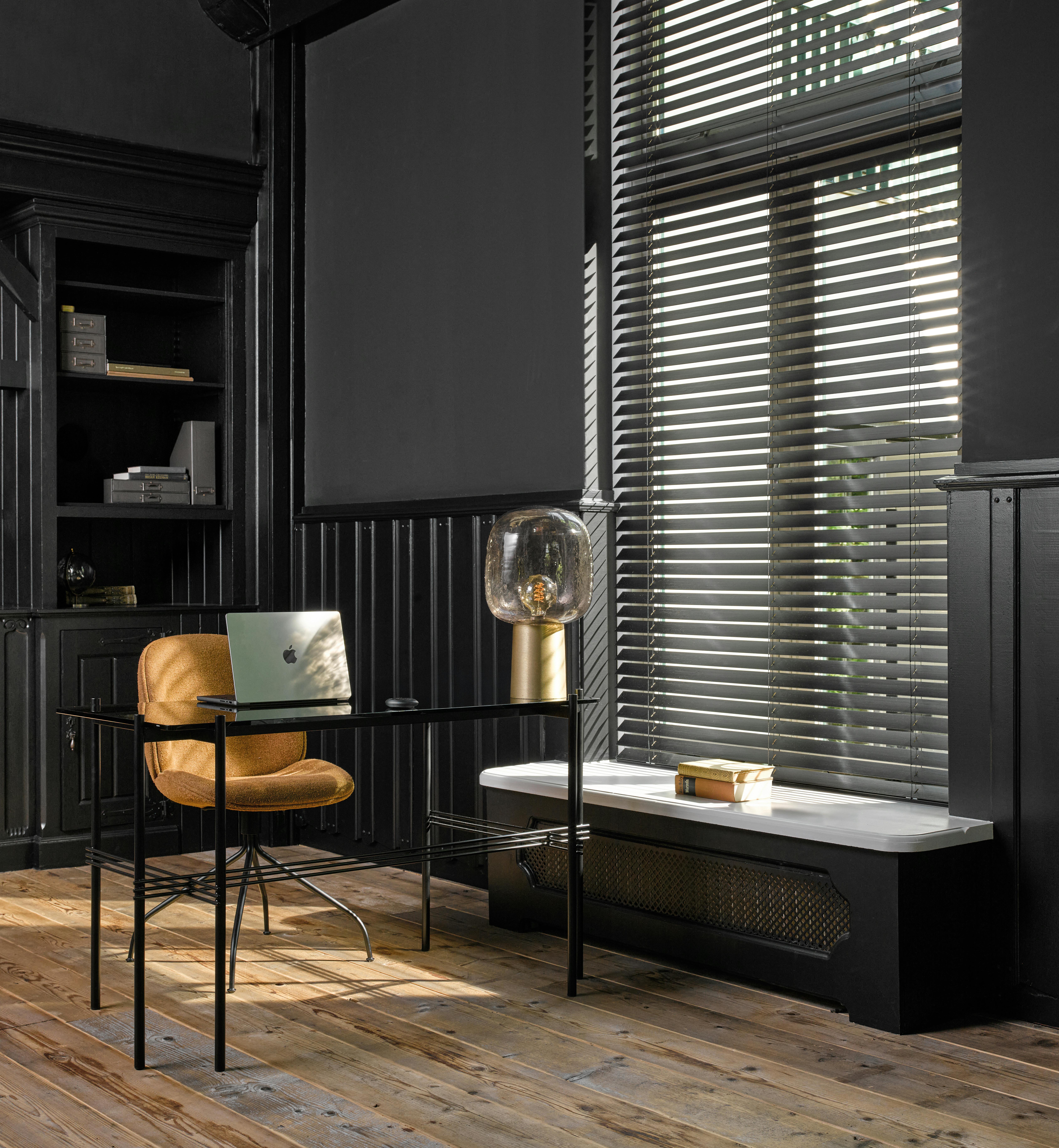Stores vénitiens bois noirs dans un bureau à domicile