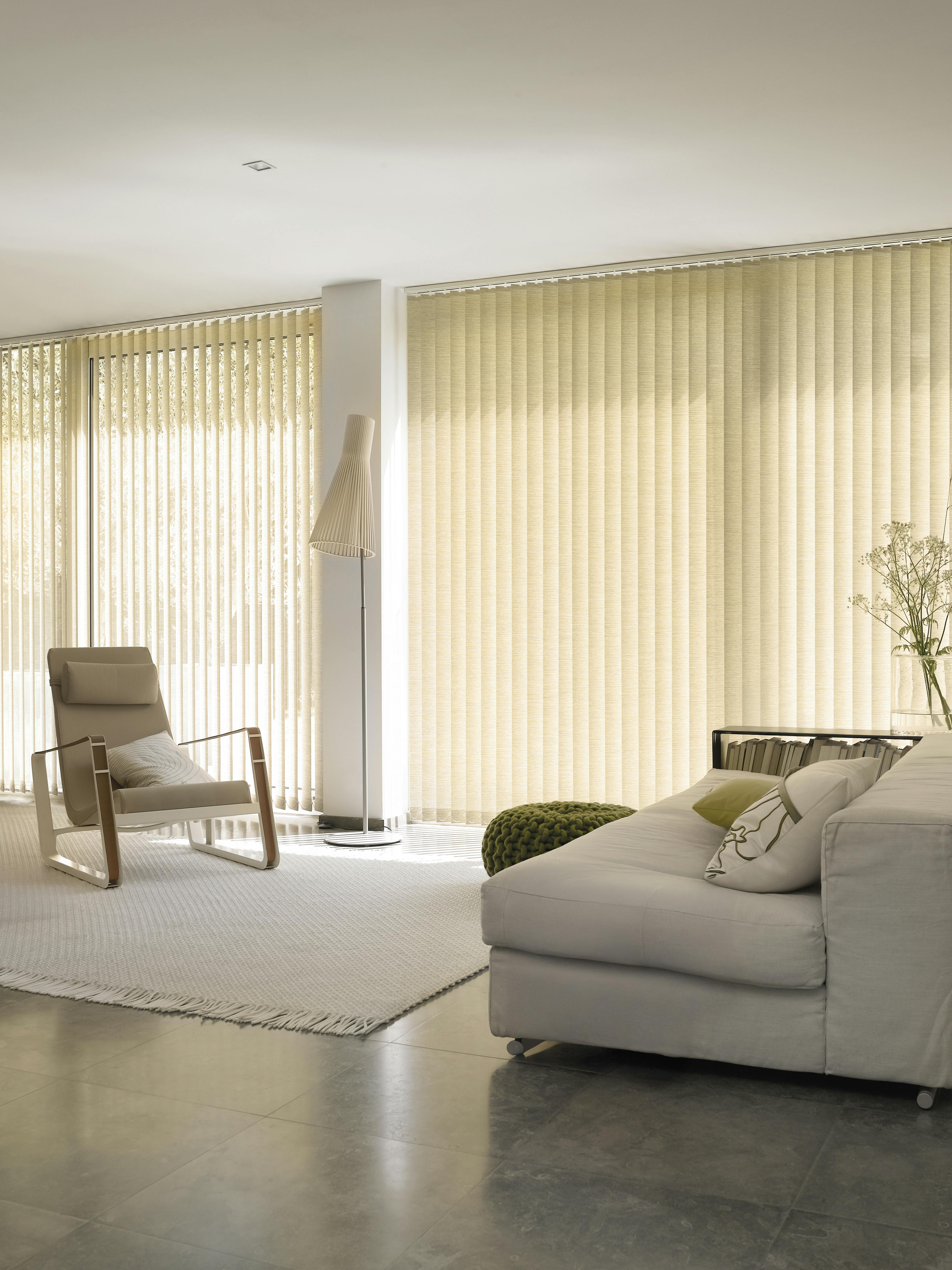 Gele verticale jaloezieën in een woonkamer