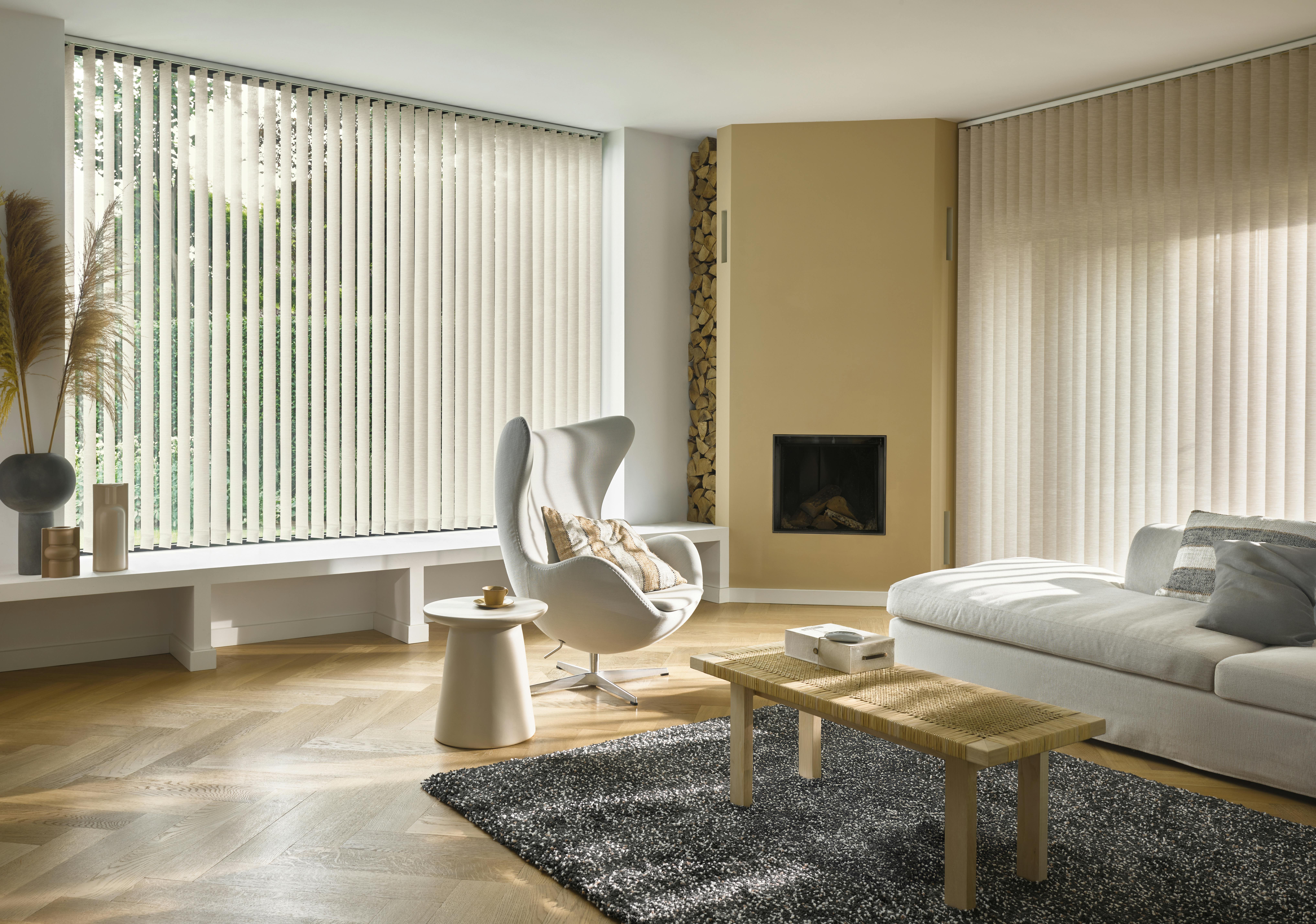 Witte verticale jaloezieën in een woonkamer
